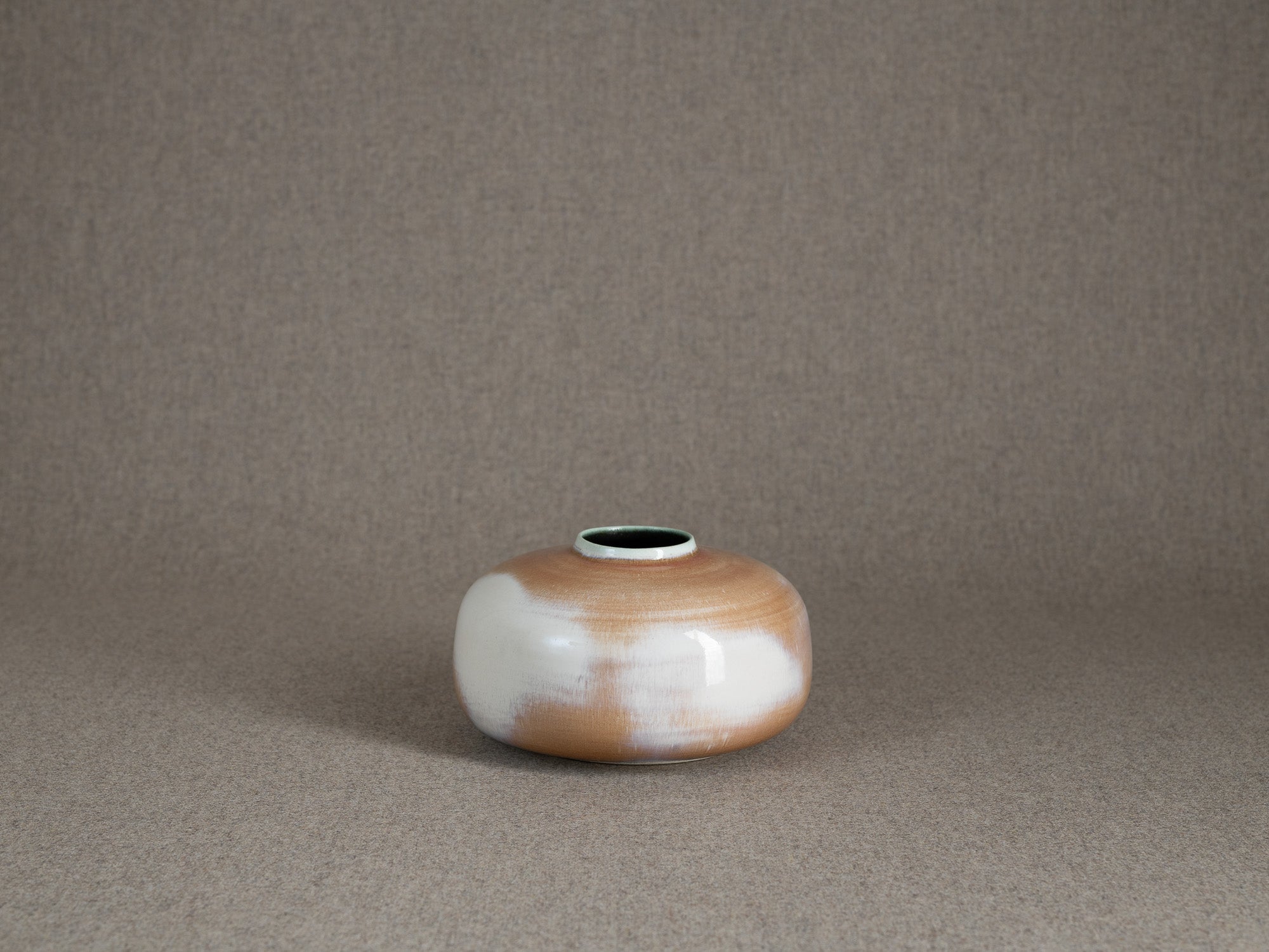 Rare vase "oursin" en grès de Georges Jouve, France (vers 1960)..Rare stoneware "oursin" vase by Georges Jouve, France (circa 1960)