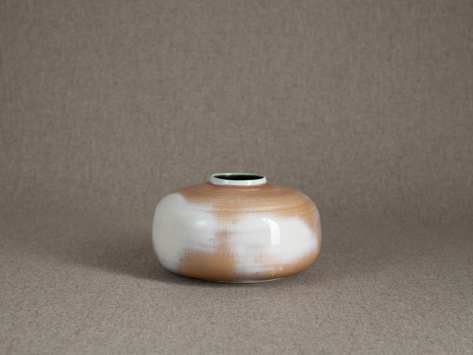 Rare vase "oursin" en grès de Georges Jouve, France (vers 1960)..Rare stoneware "oursin" vase by Georges Jouve, France (circa 1960)