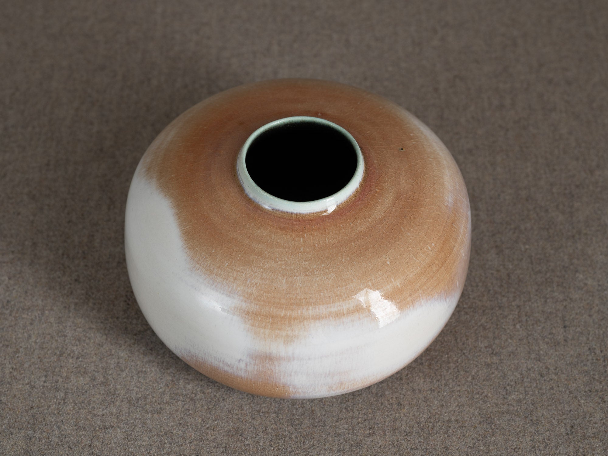Rare vase "oursin" en grès de Georges Jouve, France (vers 1960)..Rare stoneware "oursin" vase by Georges Jouve, France (circa 1960)