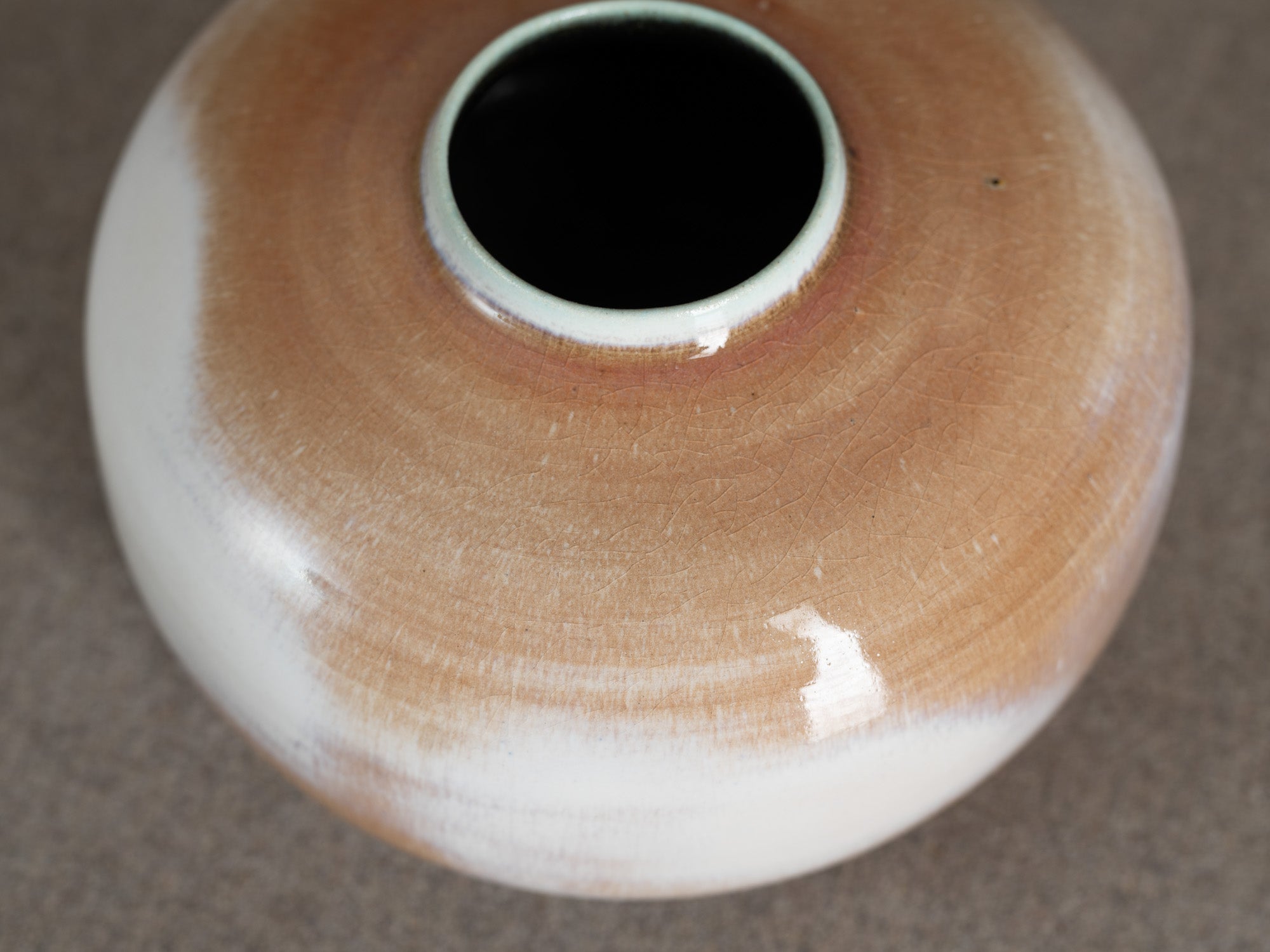 Rare vase "oursin" en grès de Georges Jouve, France (vers 1960)..Rare stoneware "oursin" vase by Georges Jouve, France (circa 1960)