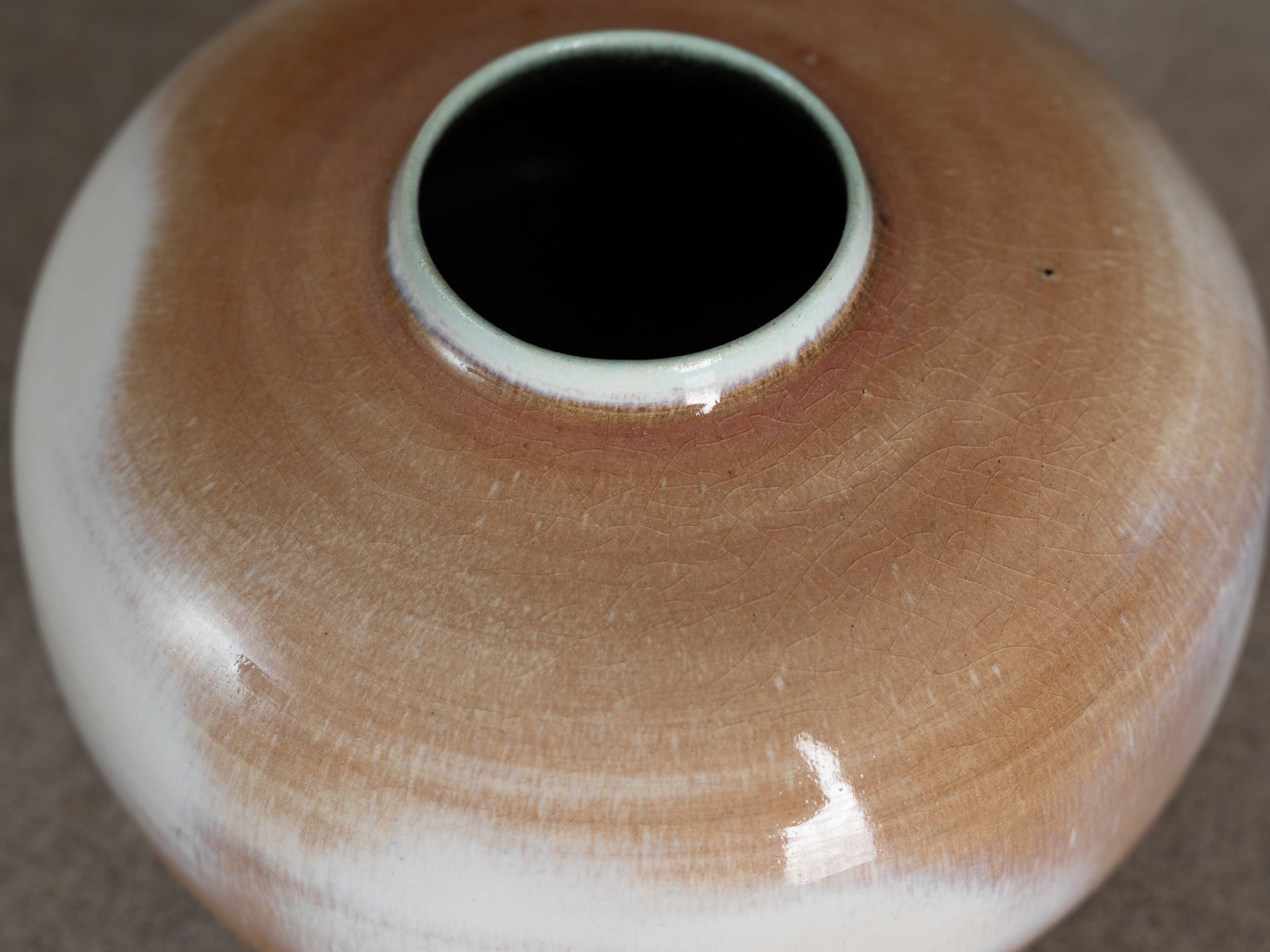 Rare vase "oursin" en grès de Georges Jouve, France (vers 1960)..Rare stoneware "oursin" vase by Georges Jouve, France (circa 1960)