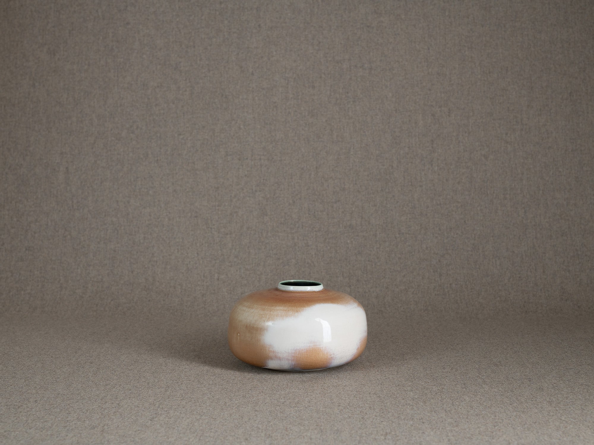 Rare vase "oursin" en grès de Georges Jouve, France (vers 1960)..Rare stoneware "oursin" vase by Georges Jouve, France (circa 1960)