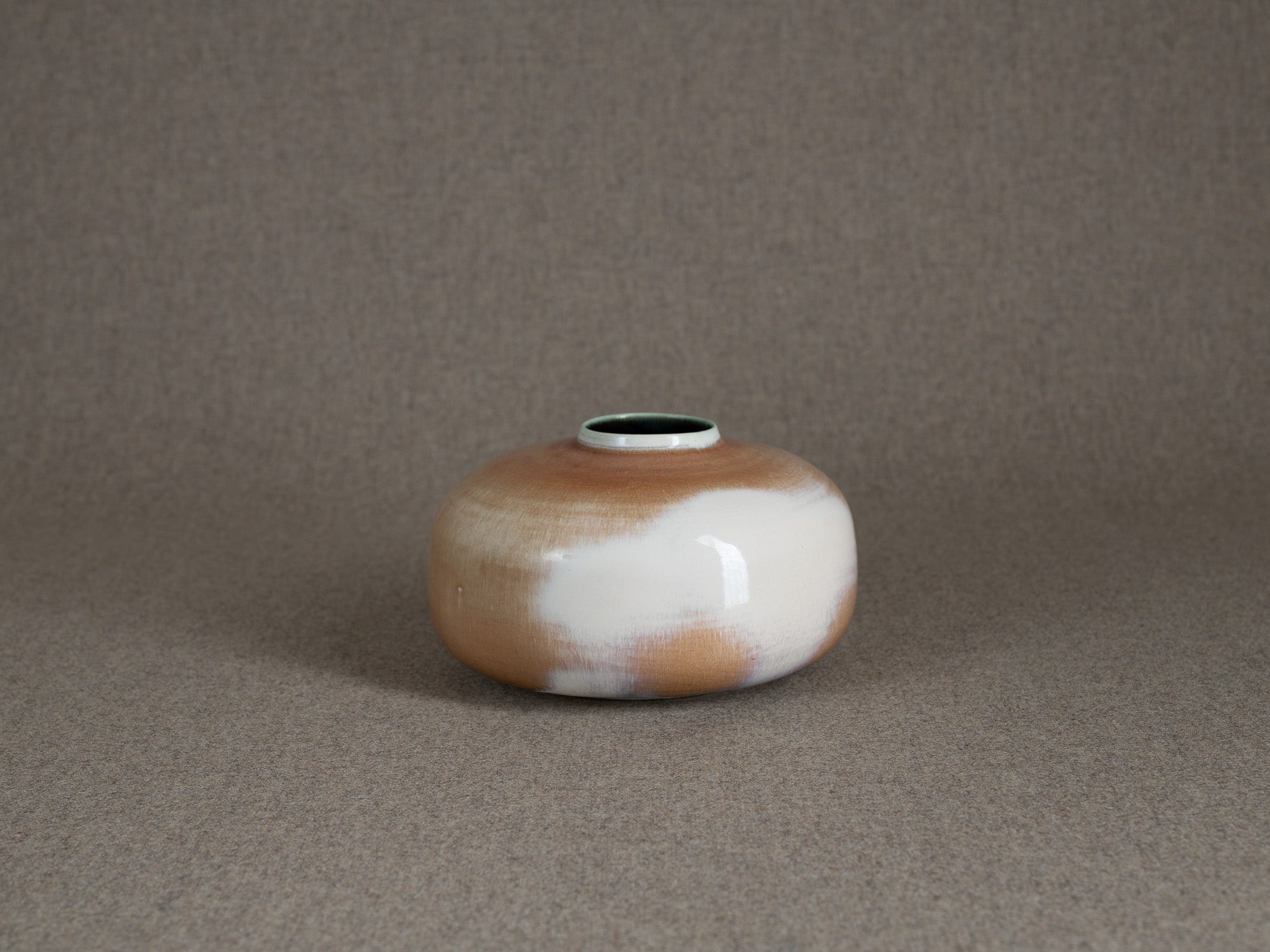 Rare vase "oursin" en grès de Georges Jouve, France (vers 1960)..Rare stoneware "oursin" vase by Georges Jouve, France (circa 1960)