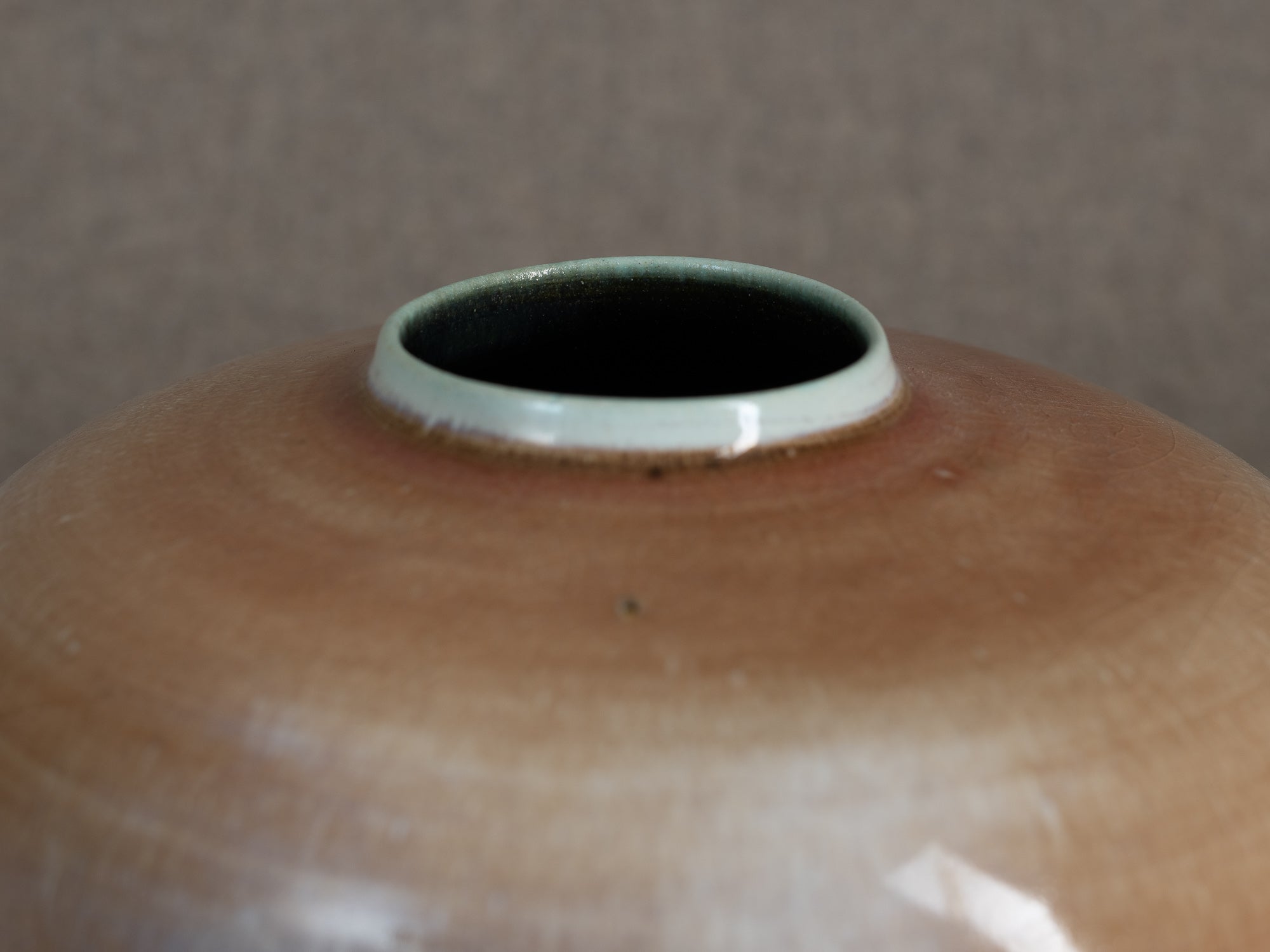 Rare vase "oursin" en grès de Georges Jouve, France (vers 1960)..Rare stoneware "oursin" vase by Georges Jouve, France (circa 1960)