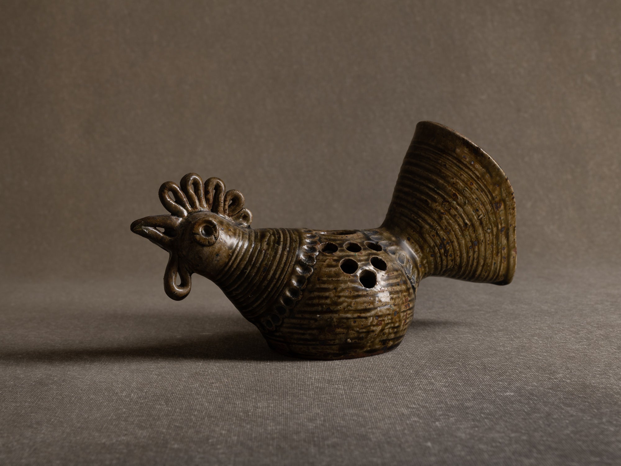 Vase sculptural / pique‑fleur zoomorphe d'André Rozay à La Borne, France (1945)..La Borne stoneware sculptural zoomorphic rooster-shaped vase by André Rozay, France (ca. 1945)