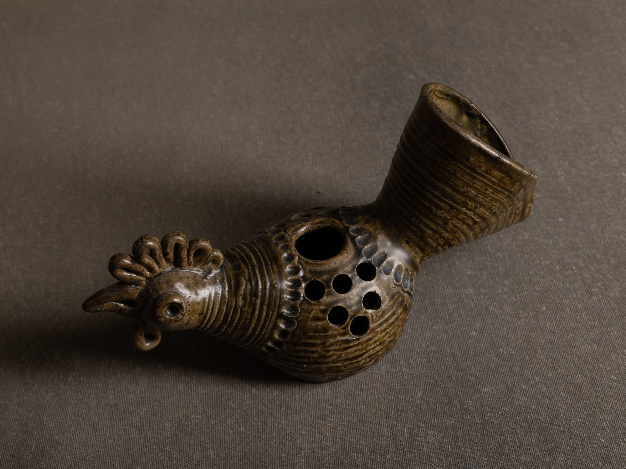 Vase sculptural / pique‑fleur zoomorphe d'André Rozay à La Borne, France (1945)..La Borne stoneware sculptural zoomorphic rooster-shaped vase by André Rozay, France (ca. 1945)