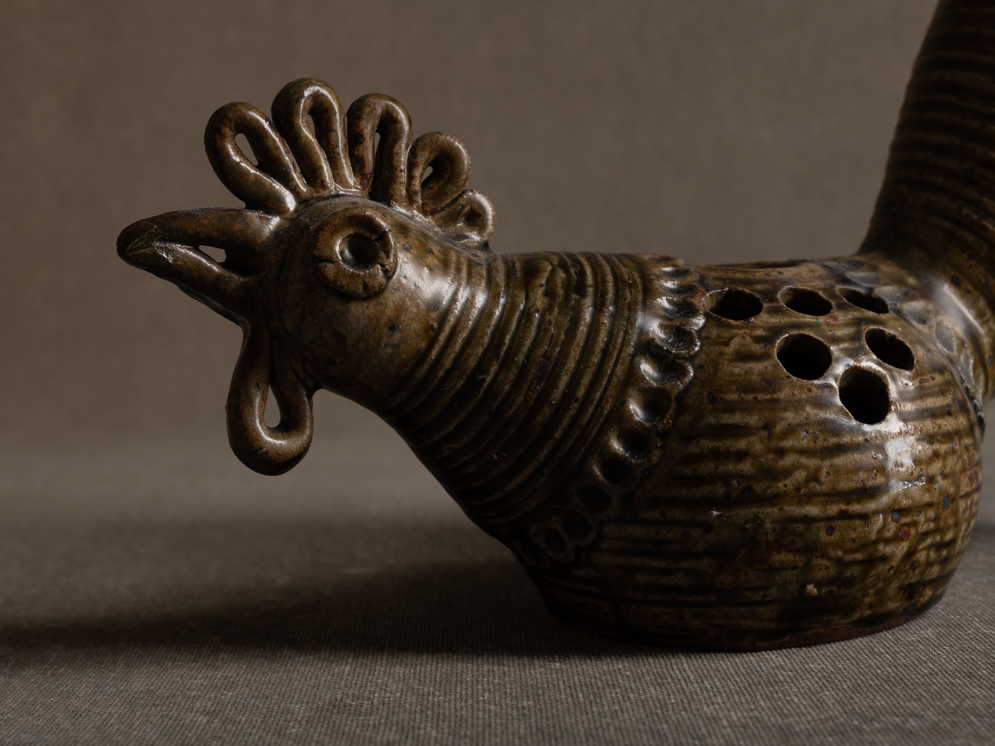 Vase sculptural / pique‑fleur zoomorphe d'André Rozay à La Borne, France (1945)..La Borne stoneware sculptural zoomorphic rooster-shaped vase by André Rozay, France (ca. 1945)