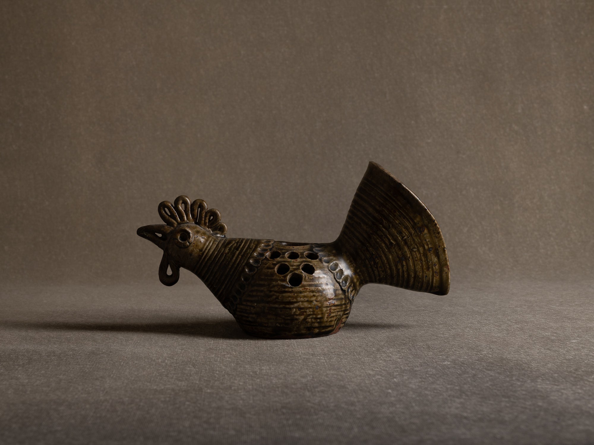 Vase sculptural / pique‑fleur zoomorphe d'André Rozay à La Borne, France (1945)..La Borne stoneware sculptural zoomorphic rooster-shaped vase by André Rozay, France (ca. 1945)