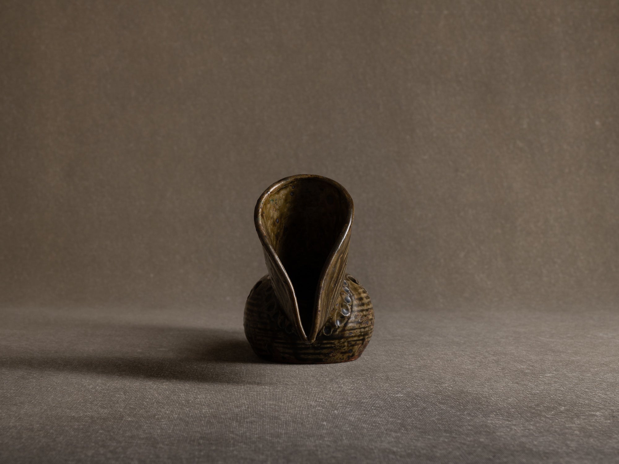 Vase sculptural / pique‑fleur zoomorphe d'André Rozay à La Borne, France (1945)..La Borne stoneware sculptural zoomorphic rooster-shaped vase by André Rozay, France (ca. 1945)