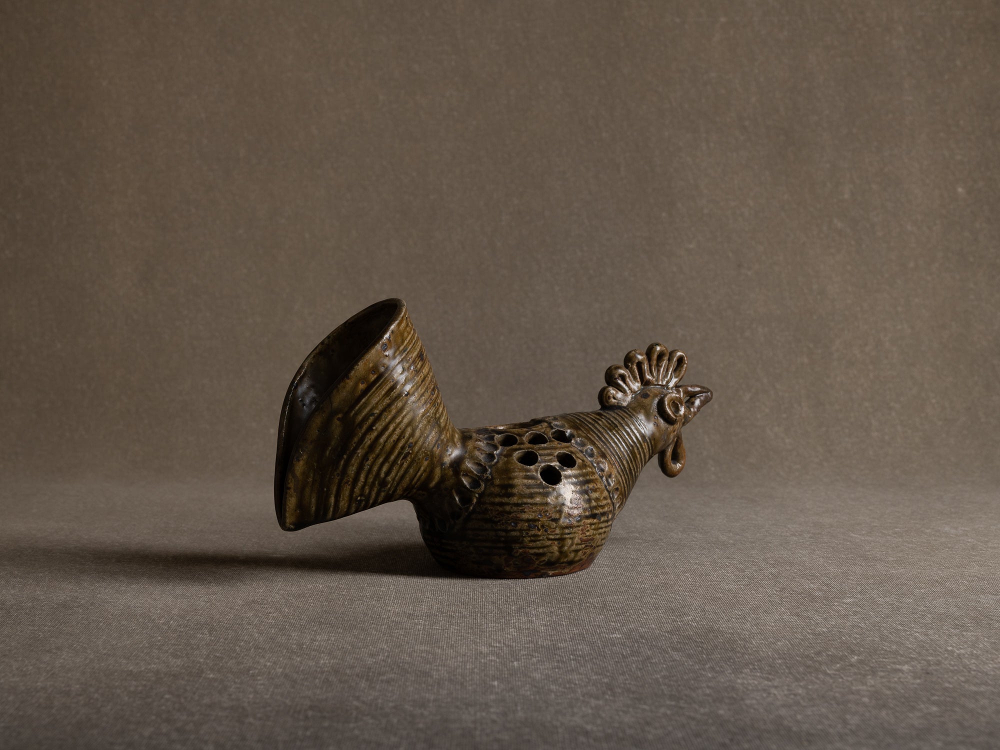 Vase sculptural / pique‑fleur zoomorphe d'André Rozay à La Borne, France (1945)..La Borne stoneware sculptural zoomorphic rooster-shaped vase by André Rozay, France (ca. 1945)