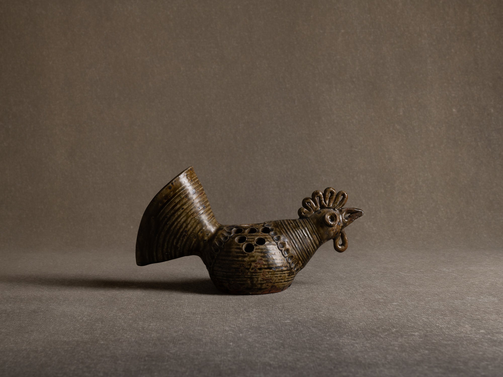 Vase sculptural / pique‑fleur zoomorphe d'André Rozay à La Borne, France (1945)..La Borne stoneware sculptural zoomorphic rooster-shaped vase by André Rozay, France (ca. 1945)