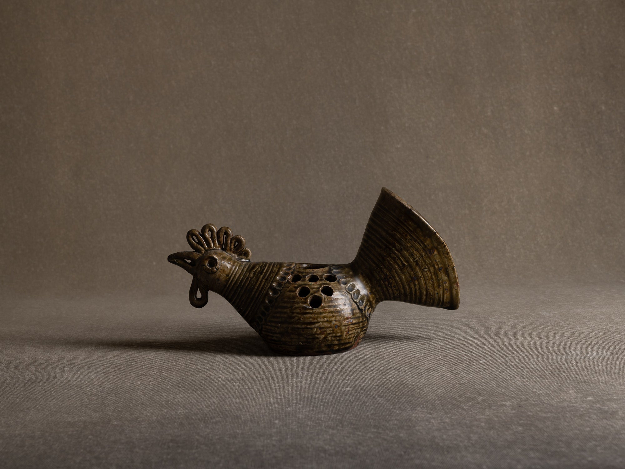 Vase sculptural / pique‑fleur zoomorphe d'André Rozay à La Borne, France (1945)..La Borne stoneware sculptural zoomorphic rooster-shaped vase by André Rozay, France (ca. 1945)