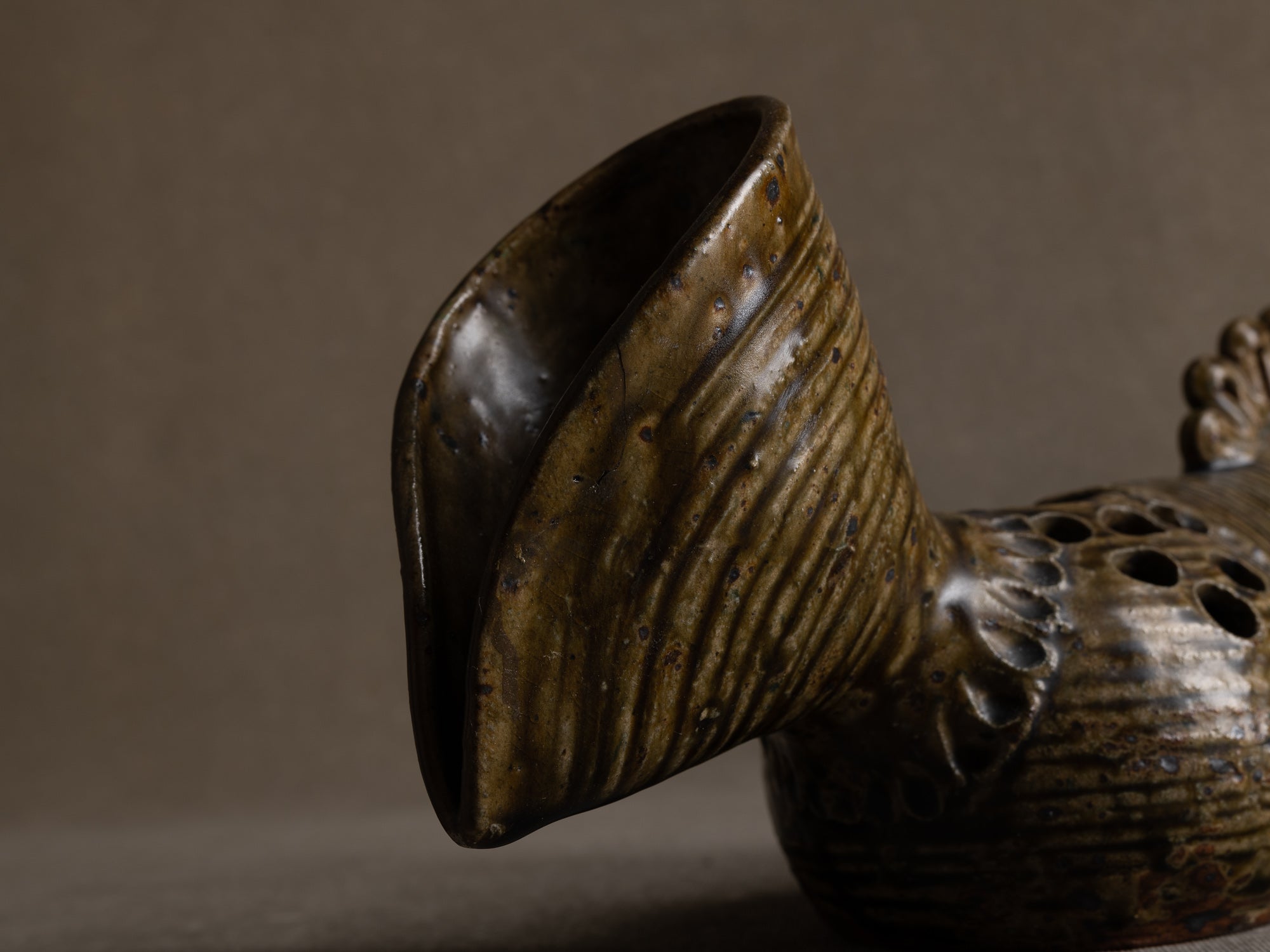 Vase sculptural / pique‑fleur zoomorphe d'André Rozay à La Borne, France (1945)..La Borne stoneware sculptural zoomorphic rooster-shaped vase by André Rozay, France (ca. 1945)