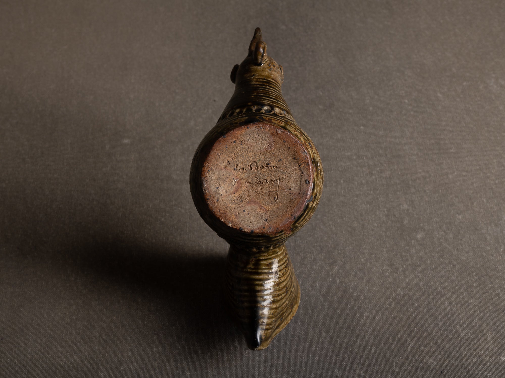 Vase sculptural / pique‑fleur zoomorphe d'André Rozay à La Borne, France (1945)..La Borne stoneware sculptural zoomorphic rooster-shaped vase by André Rozay, France (ca. 1945)