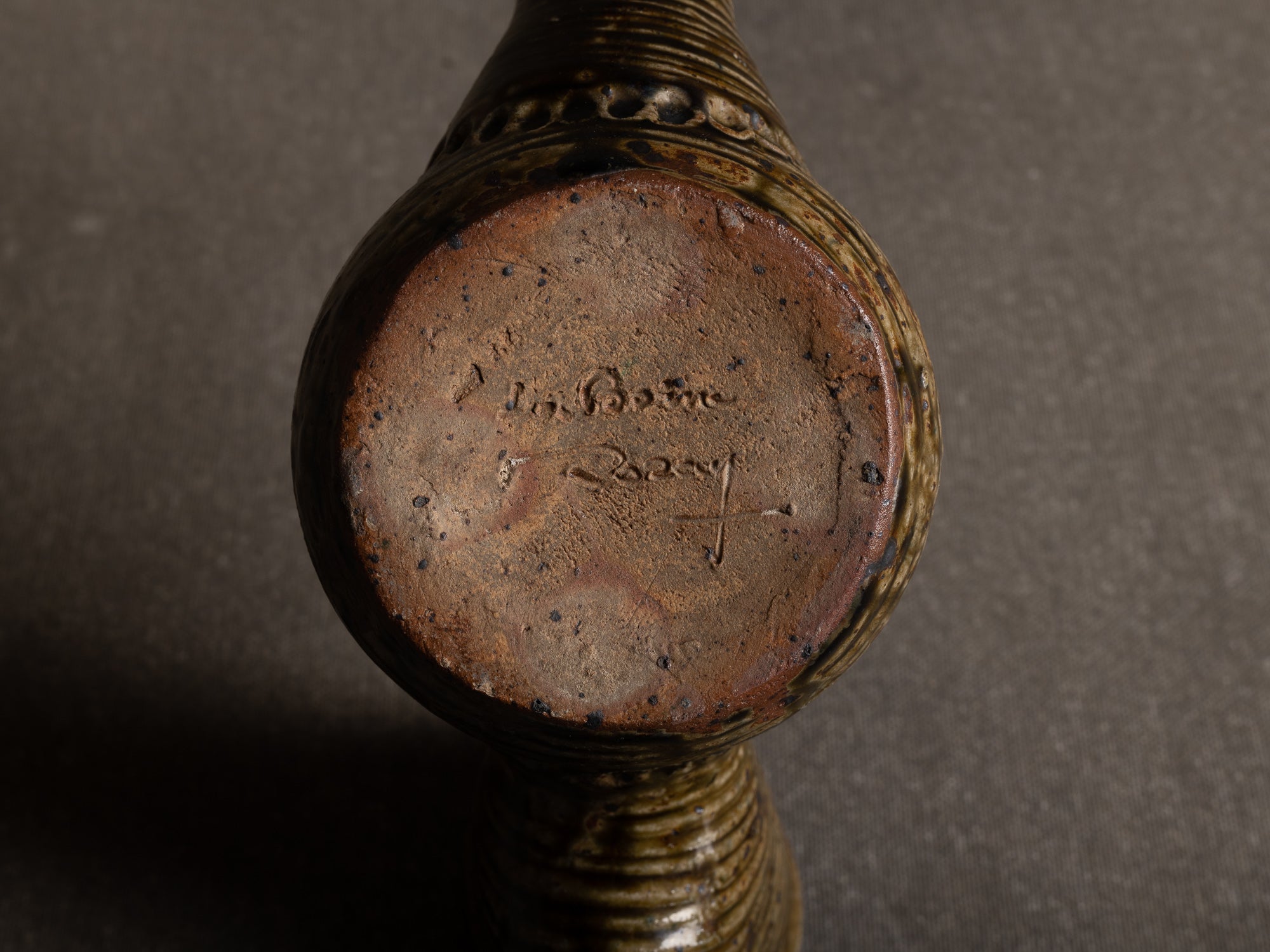 Vase sculptural / pique‑fleur zoomorphe d'André Rozay à La Borne, France (1945)..La Borne stoneware sculptural zoomorphic rooster-shaped vase by André Rozay, France (ca. 1945)