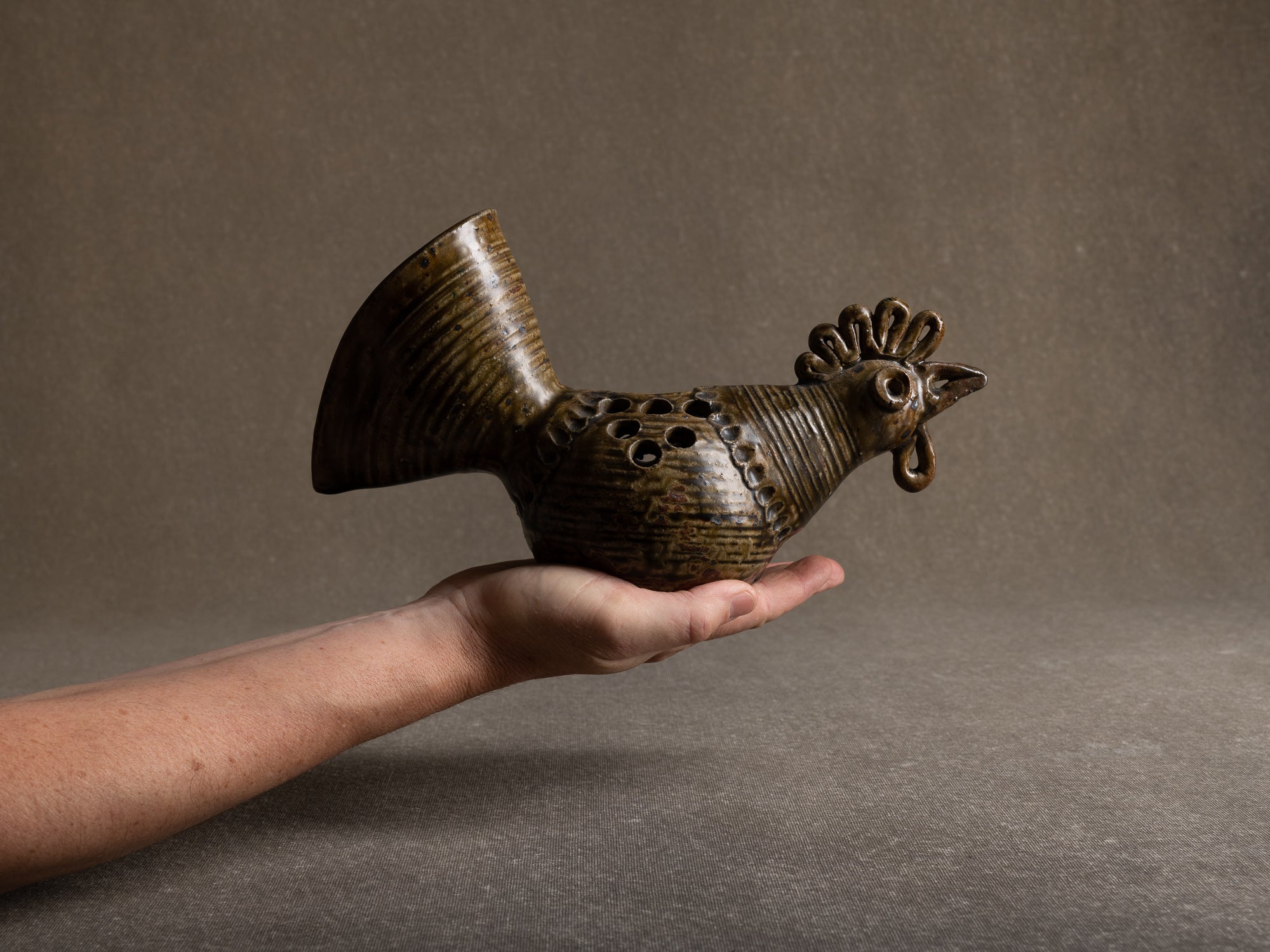 Vase sculptural / pique‑fleur zoomorphe d'André Rozay à La Borne, France (1945)..La Borne stoneware sculptural zoomorphic rooster-shaped vase by André Rozay, France (ca. 1945)