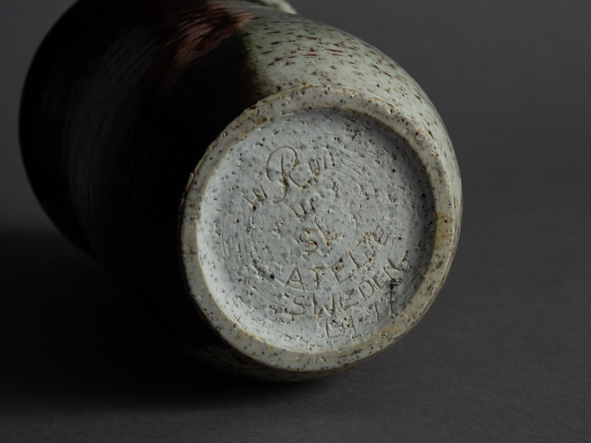 Vase de Sylvia Leuchovius pour Rörstrand, Suède (vers 1965)..Vase by Sylvia Leuchovius for Rörstrand, Sweden (circa 1965)