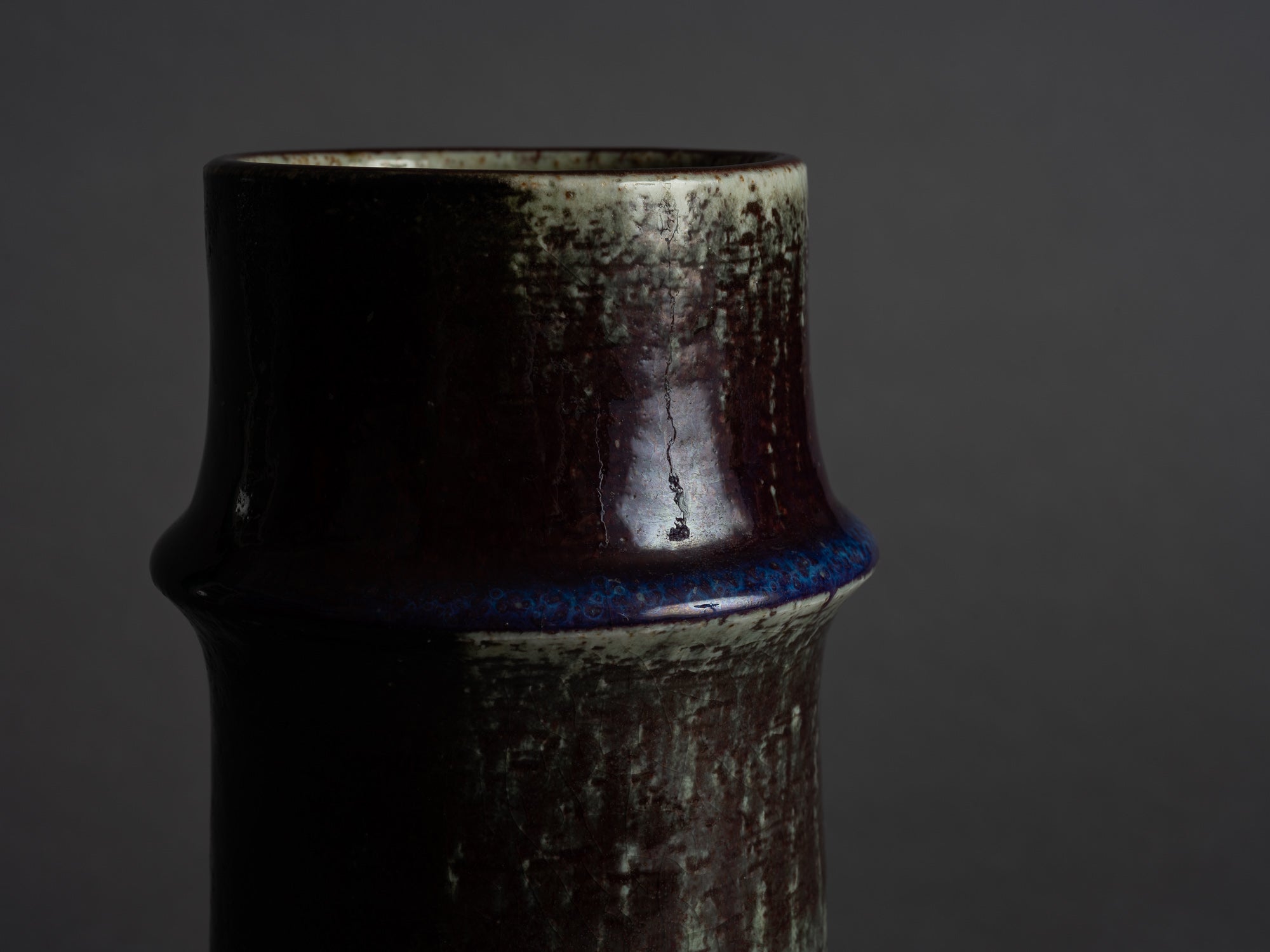 Vase de Sylvia Leuchovius pour Rörstrand, Suède (vers 1965)..Vase by Sylvia Leuchovius for Rörstrand, Sweden (circa 1965)
