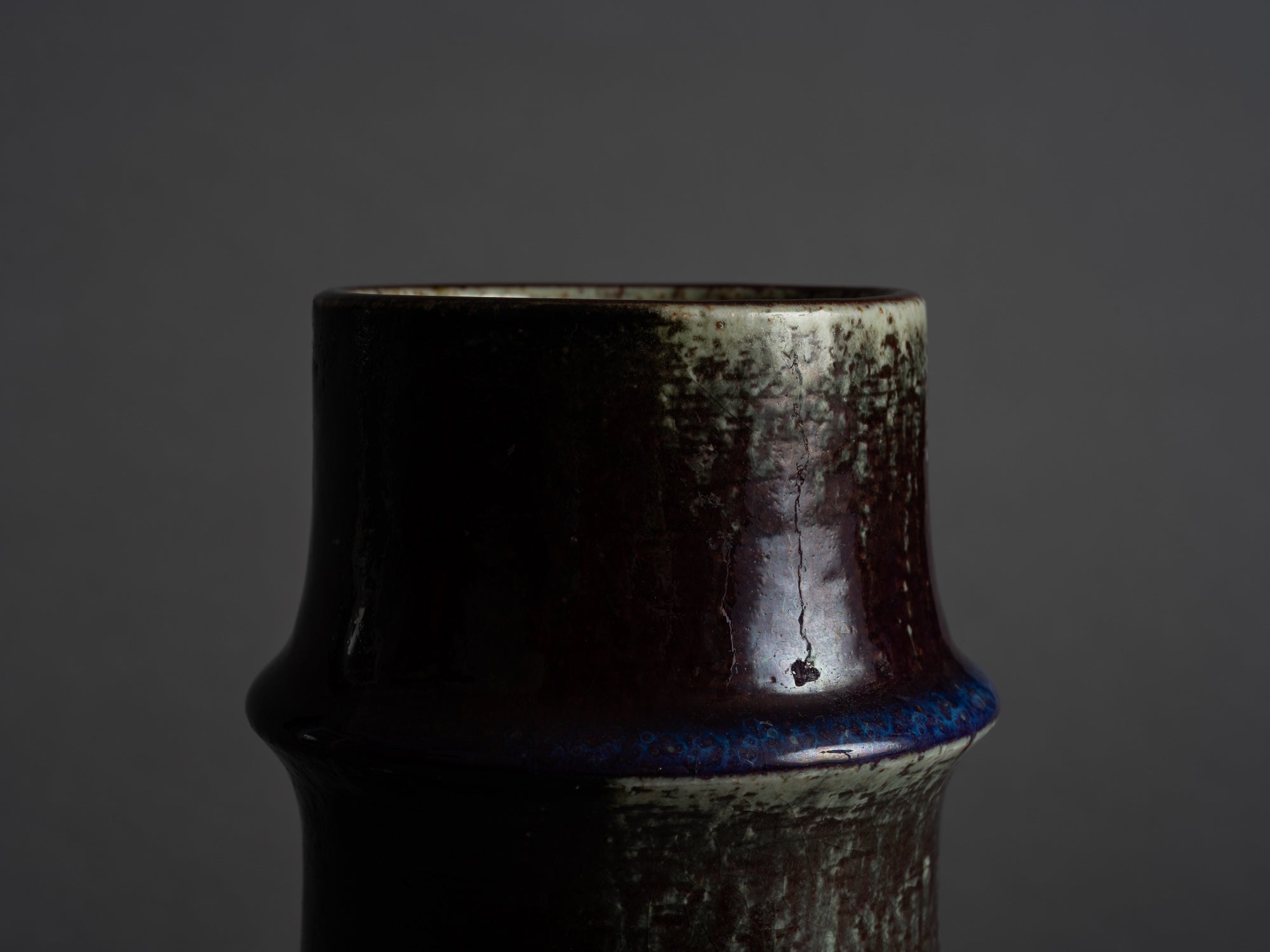 Vase de Sylvia Leuchovius pour Rörstrand, Suède (vers 1965)..Vase by Sylvia Leuchovius for Rörstrand, Sweden (circa 1965)