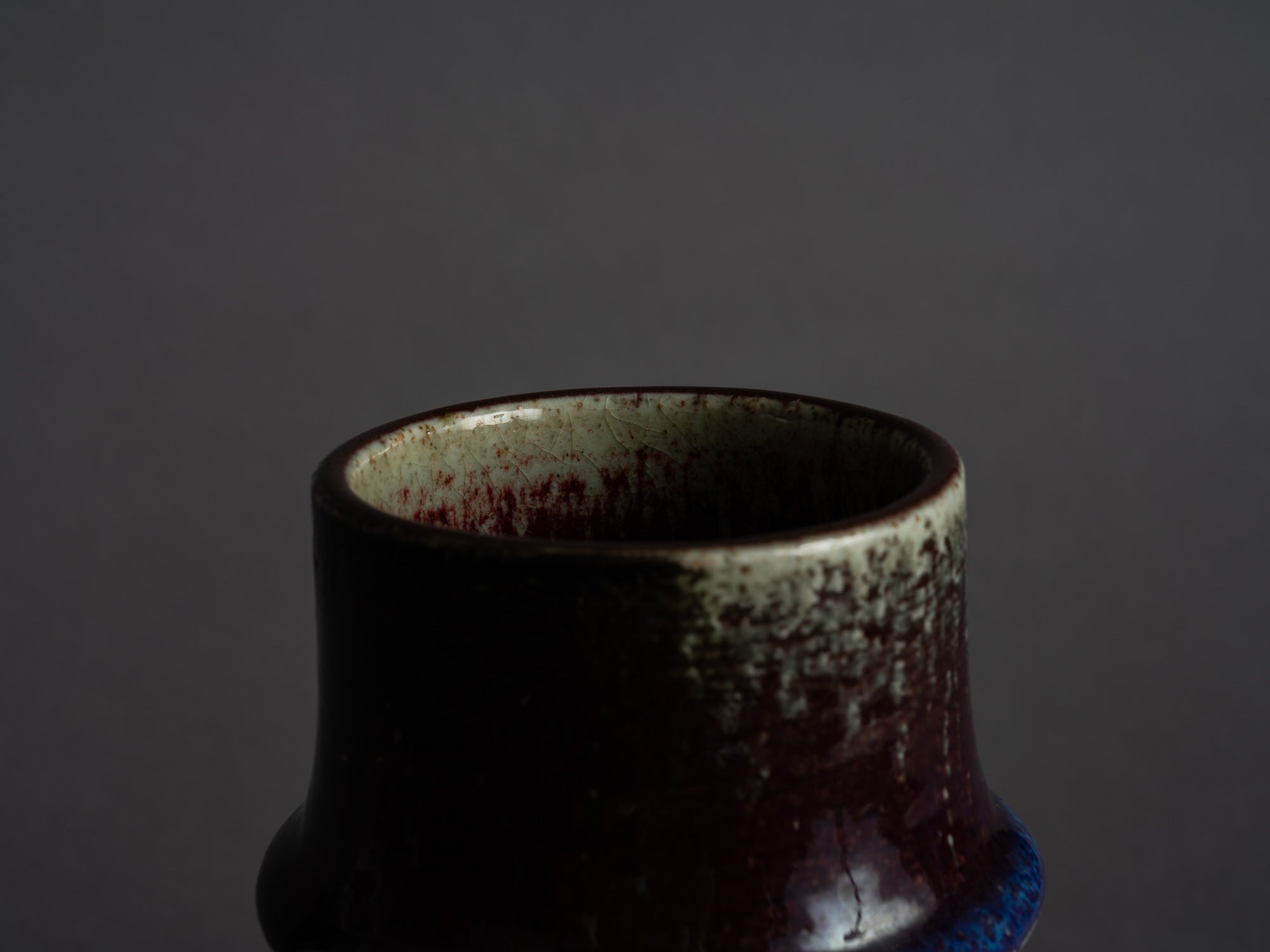 Vase de Sylvia Leuchovius pour Rörstrand, Suède (vers 1965)..Vase by Sylvia Leuchovius for Rörstrand, Sweden (circa 1965)