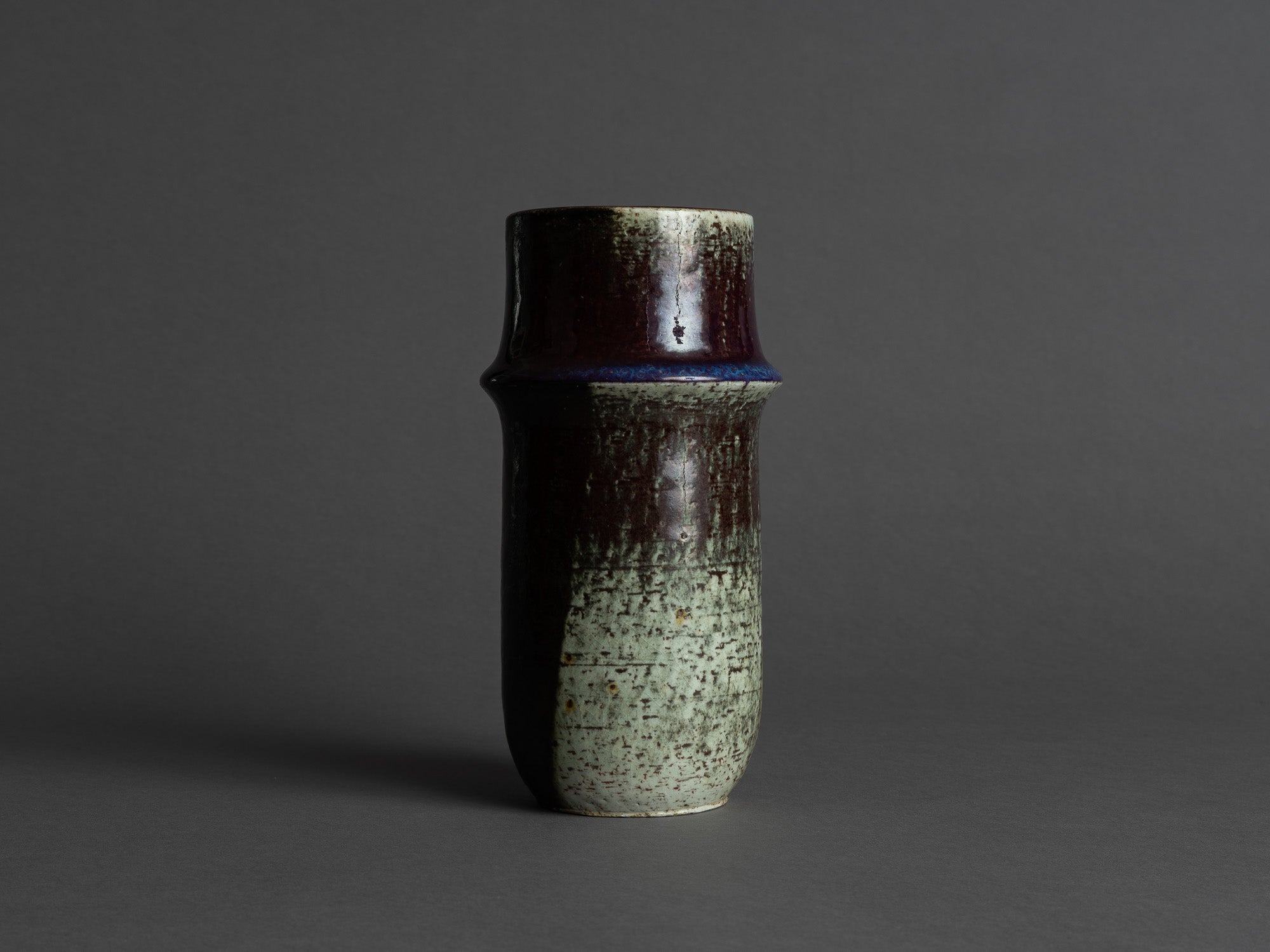 Vase de Sylvia Leuchovius pour Rörstrand, Suède (vers 1965)..Vase by Sylvia Leuchovius for Rörstrand, Sweden (circa 1965)