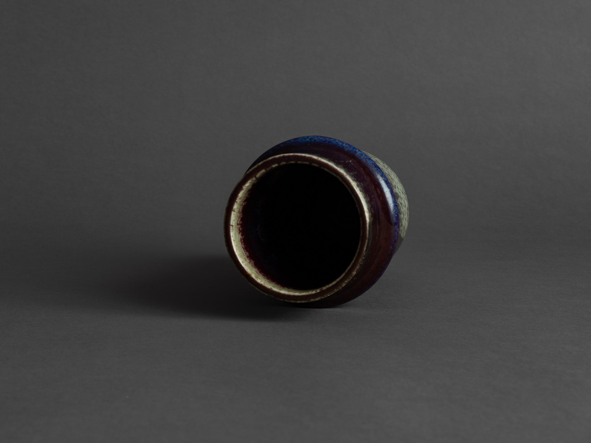 Vase de Sylvia Leuchovius pour Rörstrand, Suède (vers 1965)..Vase by Sylvia Leuchovius for Rörstrand, Sweden (circa 1965)