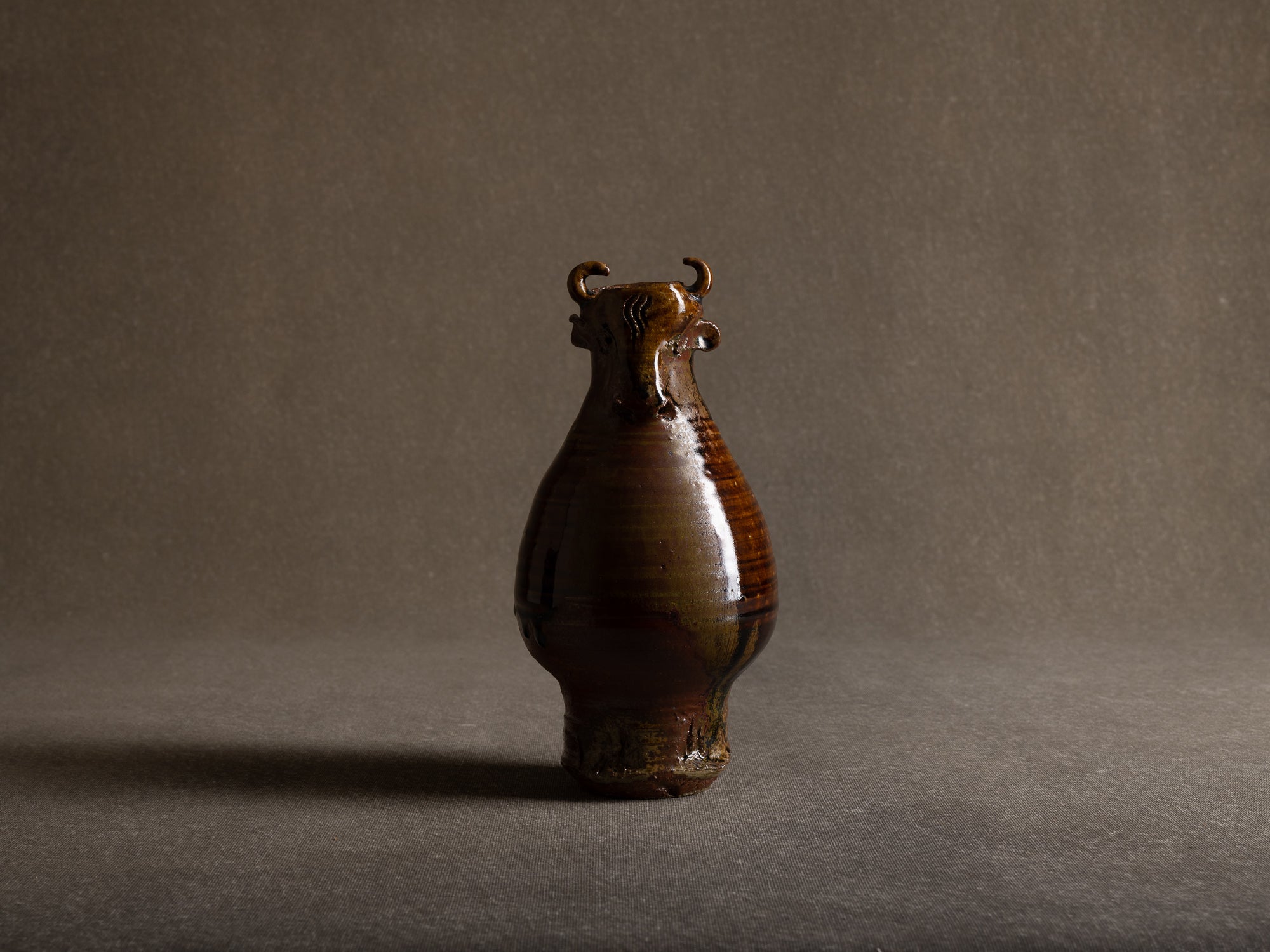 Vase zoomorphe tenmoku en grès de Seto, Japon (1973)..Stoneware tenmoku zoomorphic bull-shapde vase, Japan (1973)