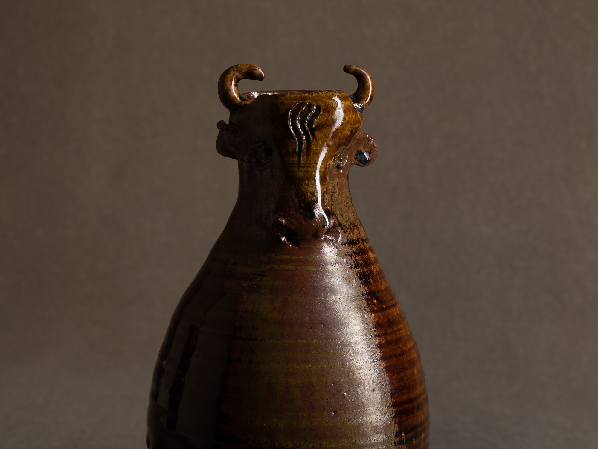 Vase zoomorphe tenmoku en grès de Seto, Japon (1973)..Stoneware tenmoku zoomorphic bull-shapde vase, Japan (1973)