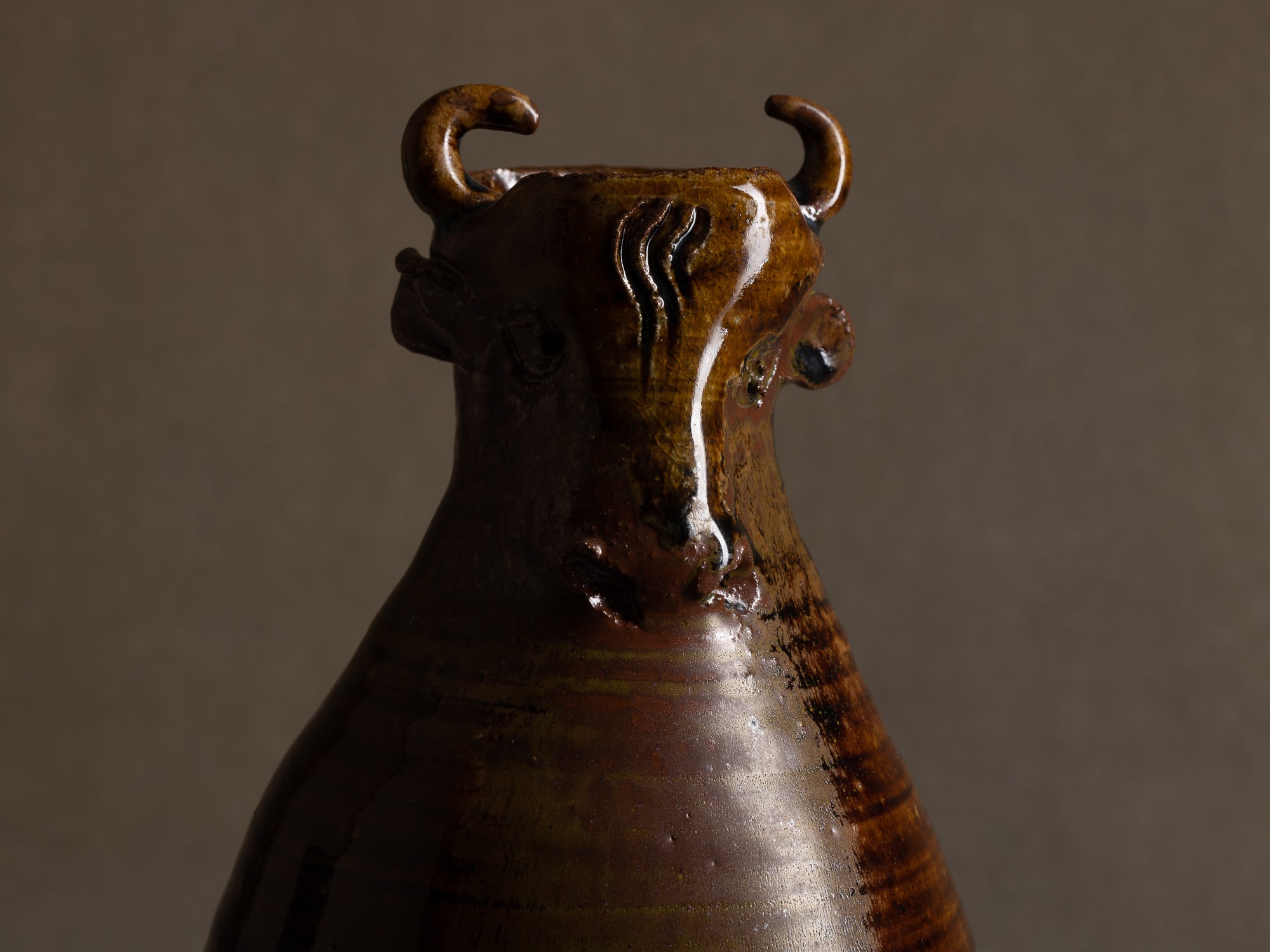 Vase zoomorphe tenmoku en grès de Seto, Japon (1973)..Stoneware tenmoku zoomorphic bull-shapde vase, Japan (1973)