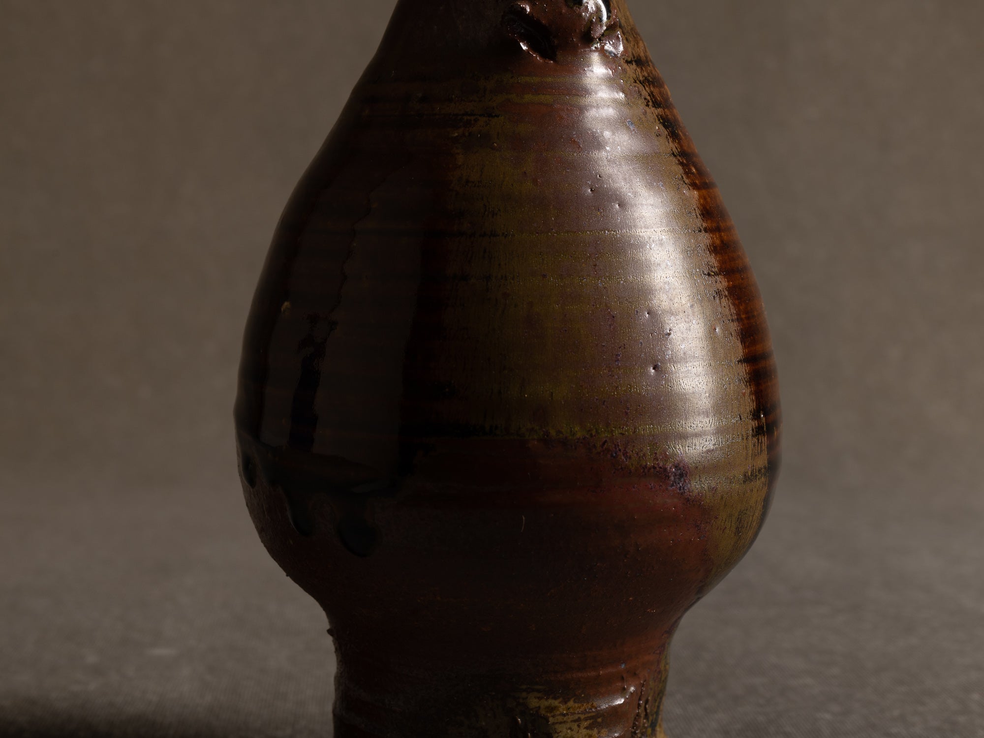 Vase zoomorphe tenmoku en grès de Seto, Japon (1973)..Stoneware tenmoku zoomorphic bull-shapde vase, Japan (1973)