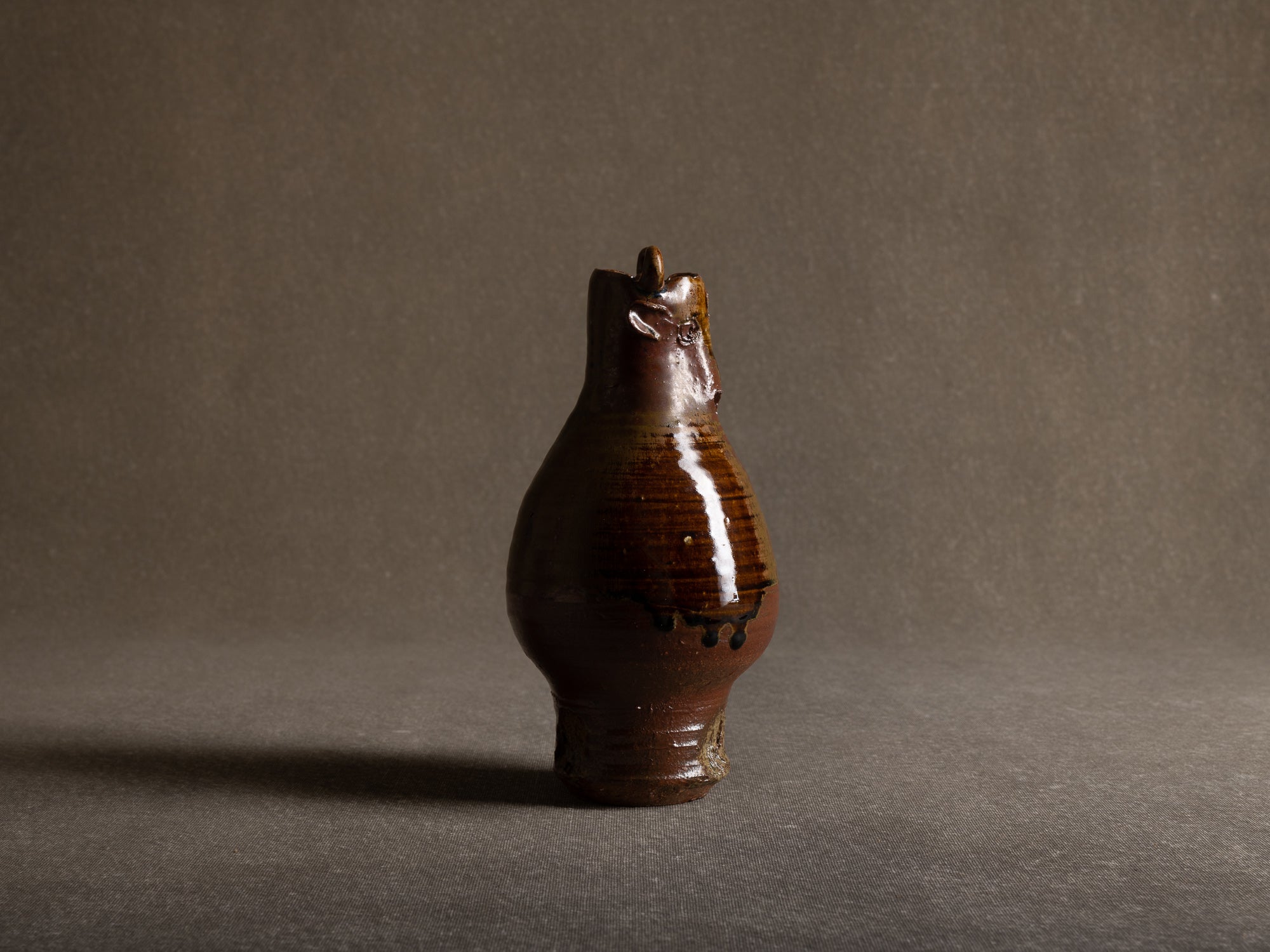 Vase zoomorphe tenmoku en grès de Seto, Japon (1973)..Stoneware tenmoku zoomorphic bull-shapde vase, Japan (1973)