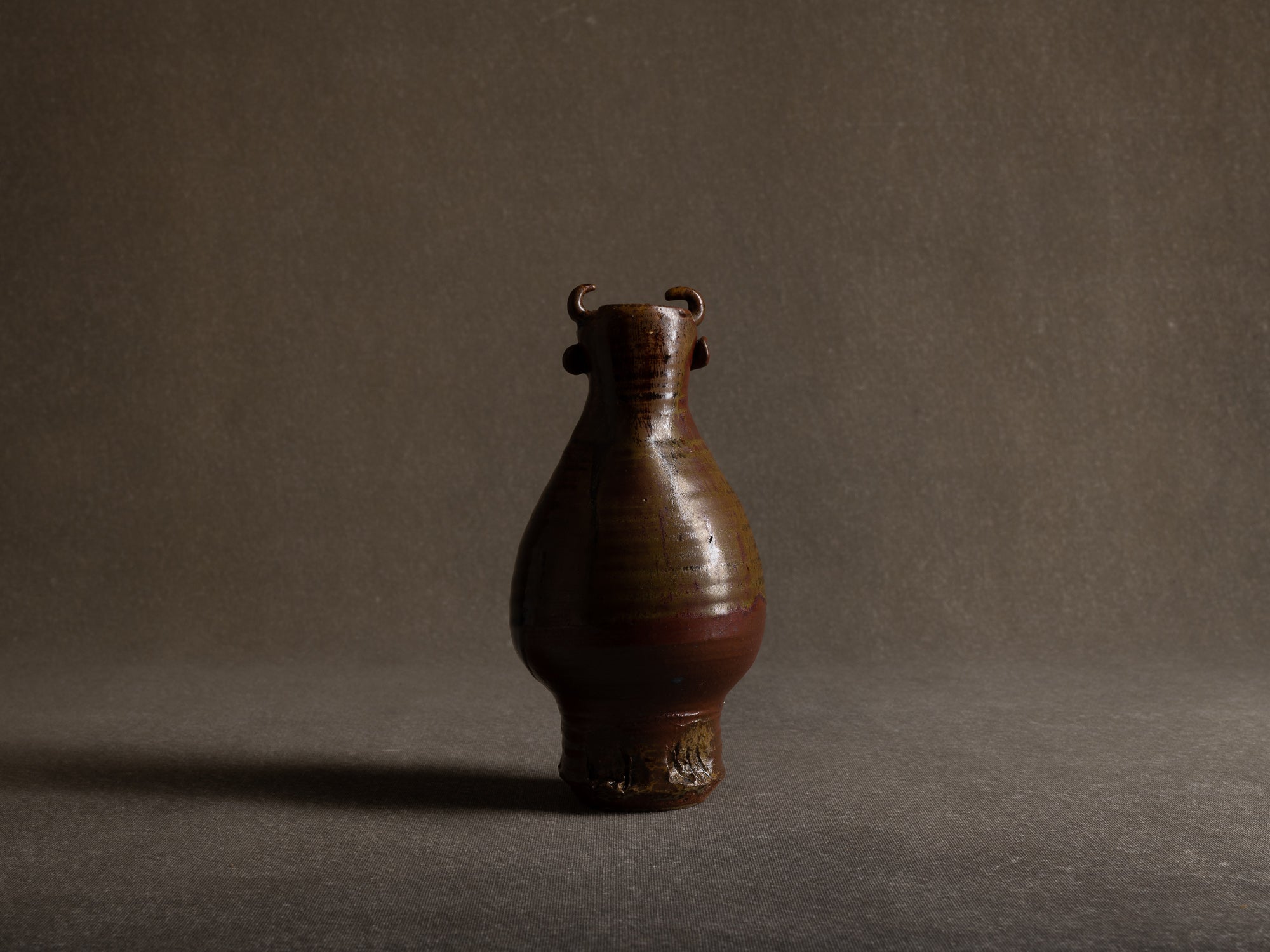 Vase zoomorphe tenmoku en grès de Seto, Japon (1973)..Stoneware tenmoku zoomorphic bull-shapde vase, Japan (1973)