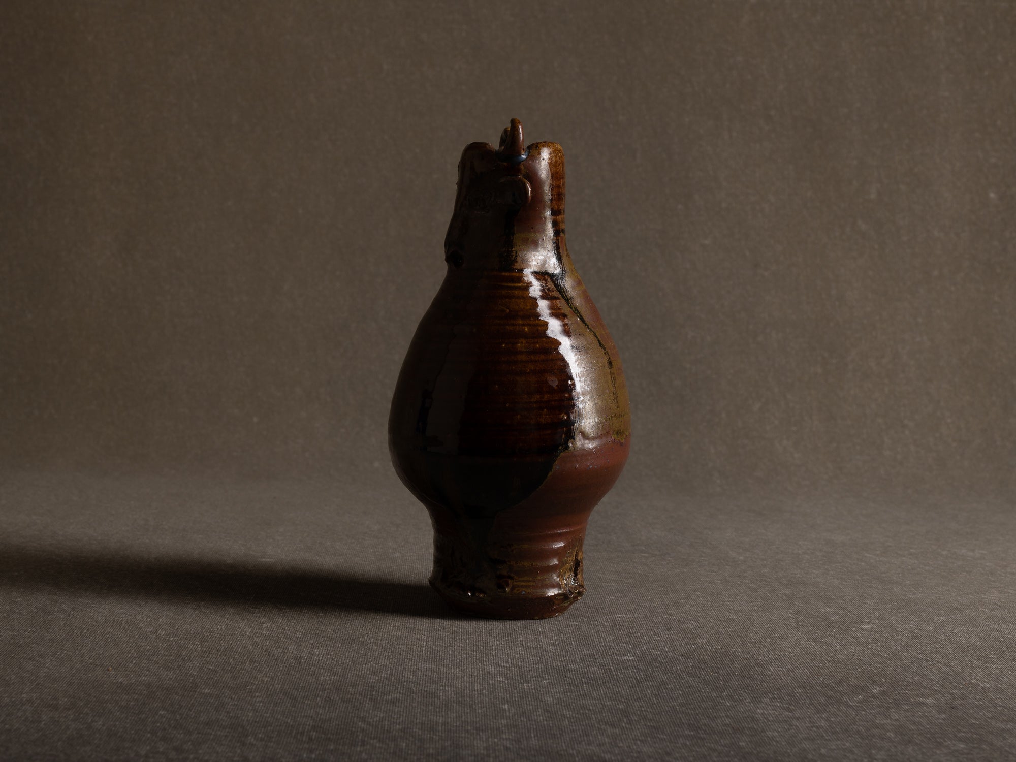 Vase zoomorphe tenmoku en grès de Seto, Japon (1973)..Stoneware tenmoku zoomorphic bull-shapde vase, Japan (1973)