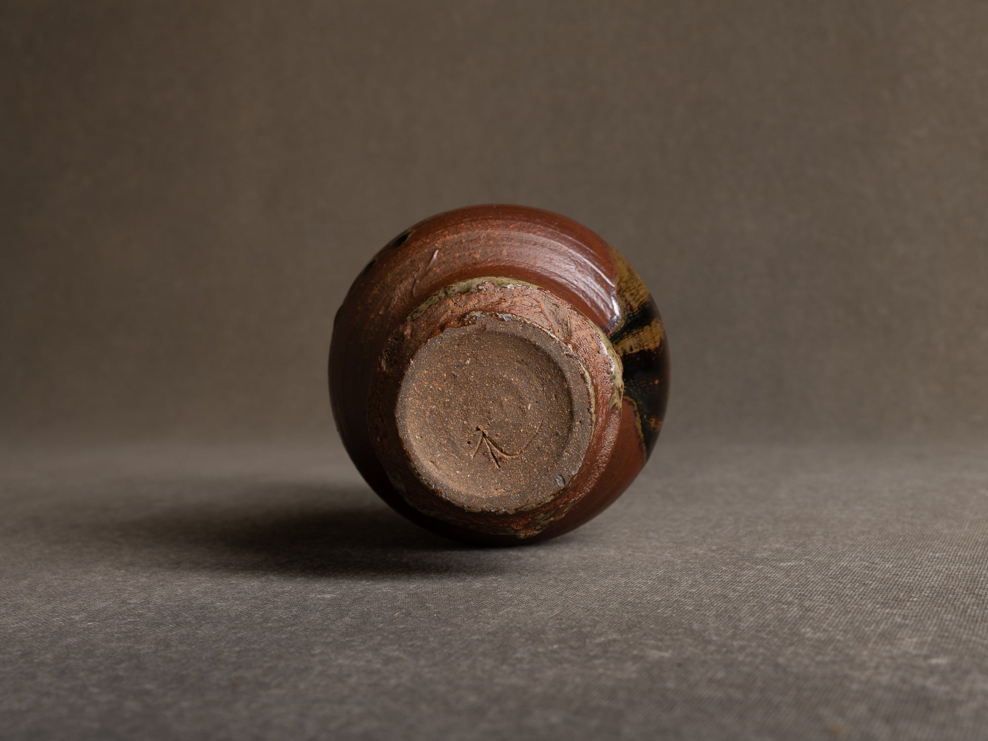 Vase zoomorphe tenmoku en grès de Seto, Japon (1973)..Stoneware tenmoku zoomorphic bull-shapde vase, Japan (1973)