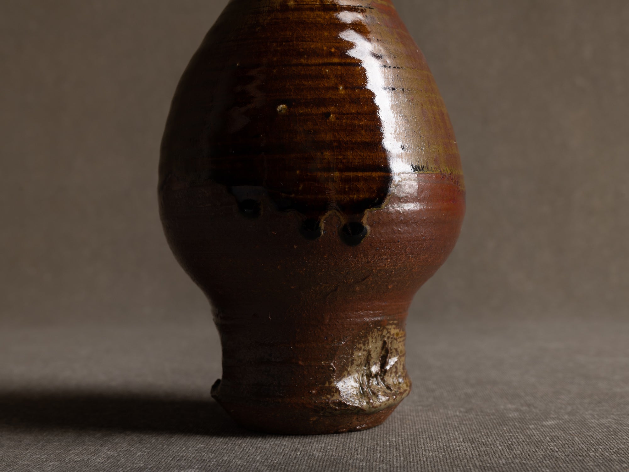 Vase zoomorphe tenmoku en grès de Seto, Japon (1973)..Stoneware tenmoku zoomorphic bull-shapde vase, Japan (1973)