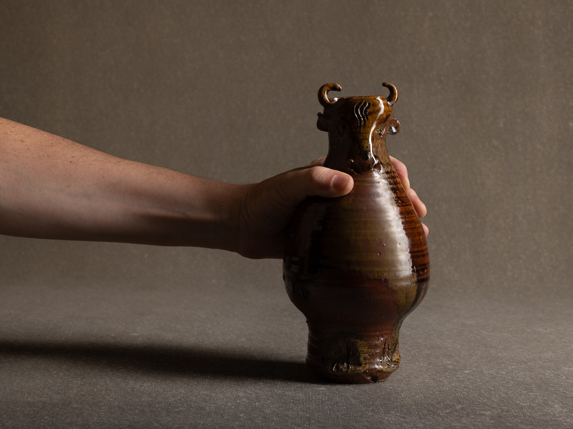 Vase zoomorphe tenmoku en grès de Seto, Japon (1973)..Stoneware tenmoku zoomorphic bull-shapde vase, Japan (1973)