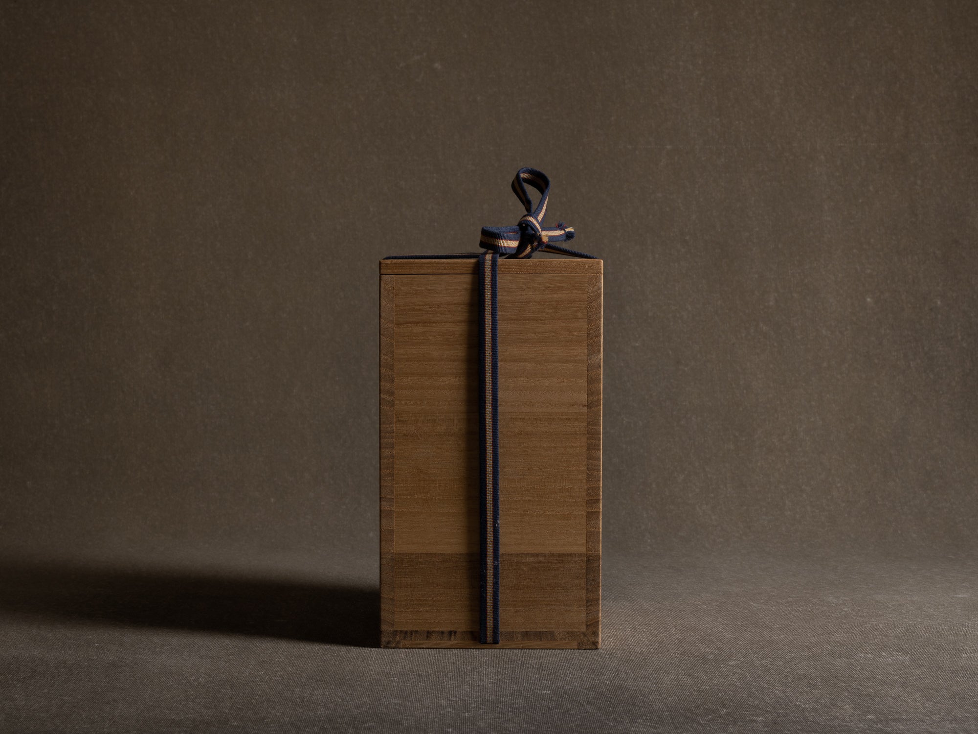 Vase en grès à décor d'oiseau, Japon (vers 1990-2000)..Stoneware vase with bird pattern, Japan (circa 1990-2000)