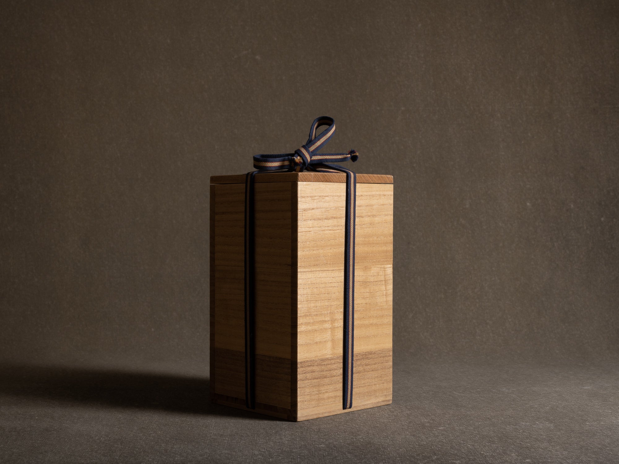 Vase en grès à décor d'oiseau, Japon (vers 1990-2000)..Stoneware vase with bird pattern, Japan (circa 1990-2000)