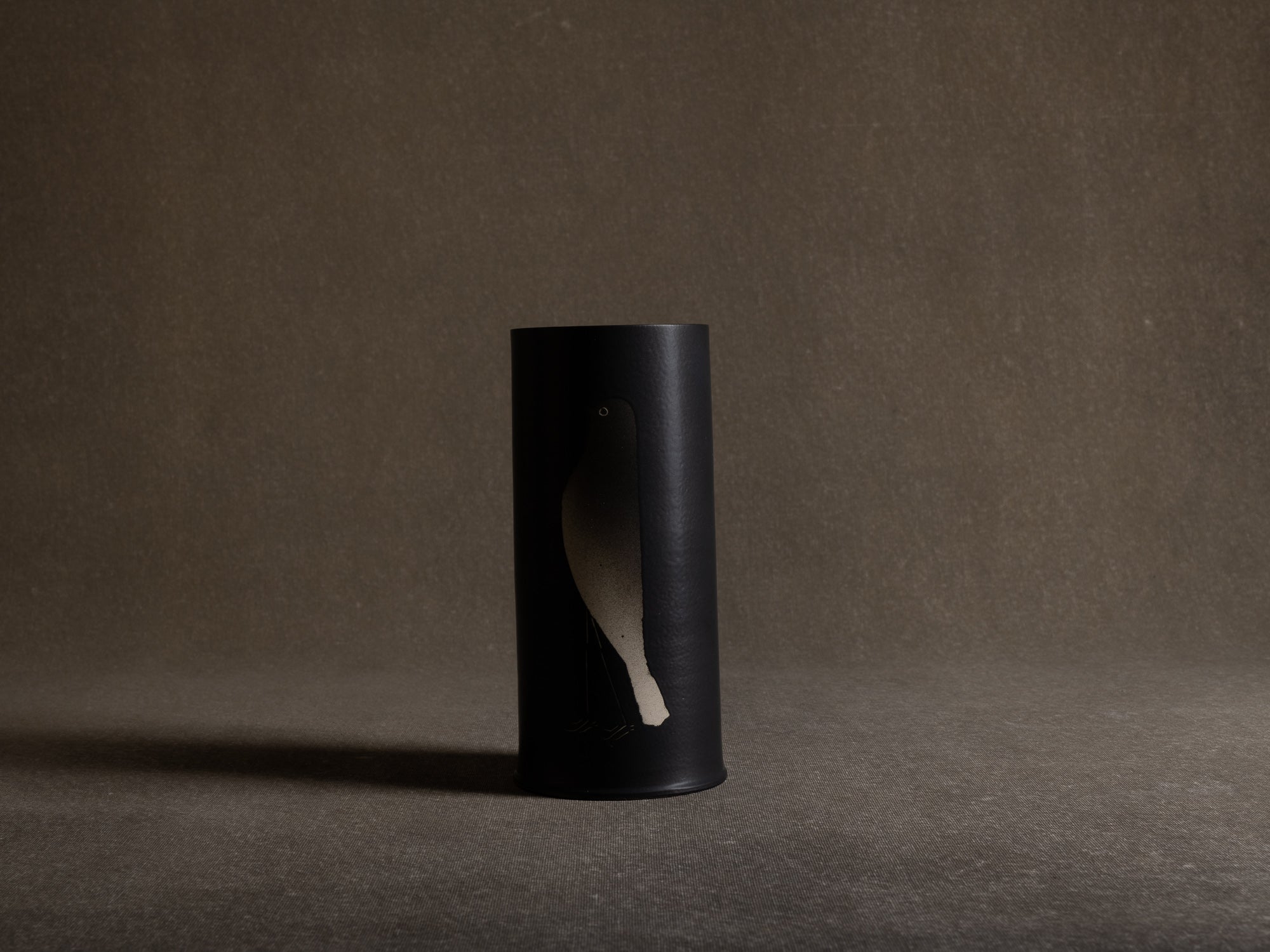 Vase en grès à décor d'oiseau, Japon (vers 1990-2000)..Stoneware vase with bird pattern, Japan (circa 1990-2000)