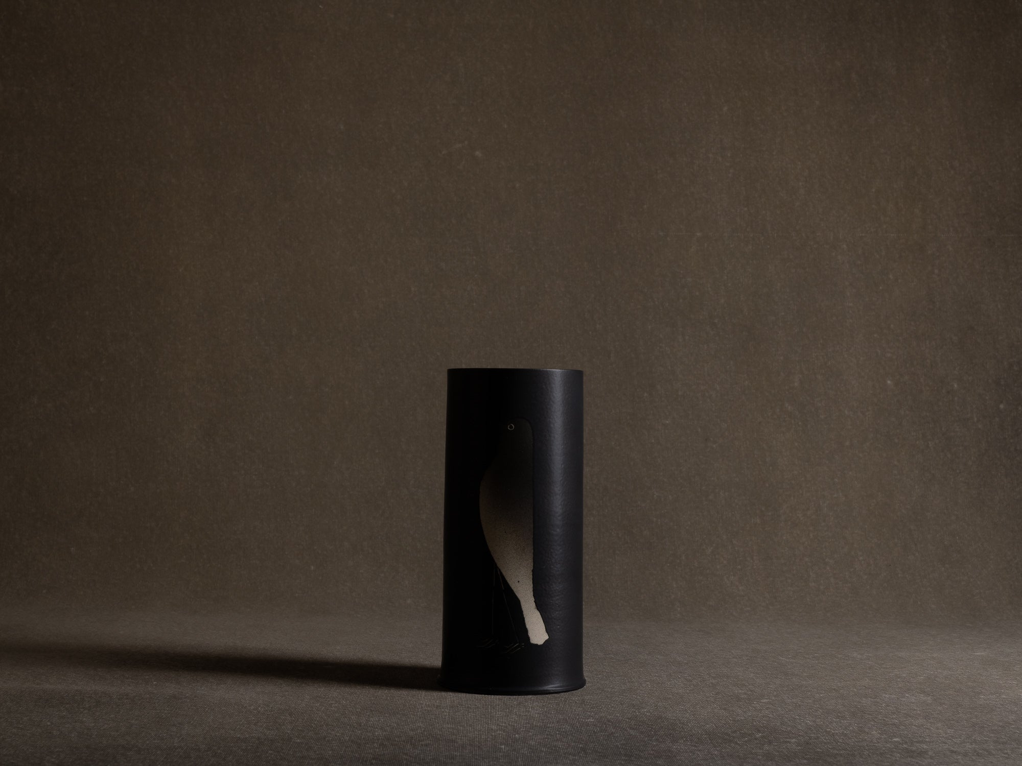 Vase en grès à décor d'oiseau, Japon (vers 1990-2000)..Stoneware vase with bird pattern, Japan (circa 1990-2000)