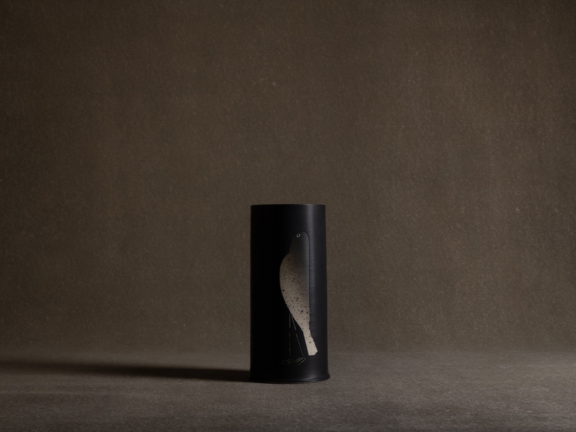 Vase en grès à décor d'oiseau, Japon (vers 1990-2000)..Stoneware vase with bird pattern, Japan (circa 1990-2000)