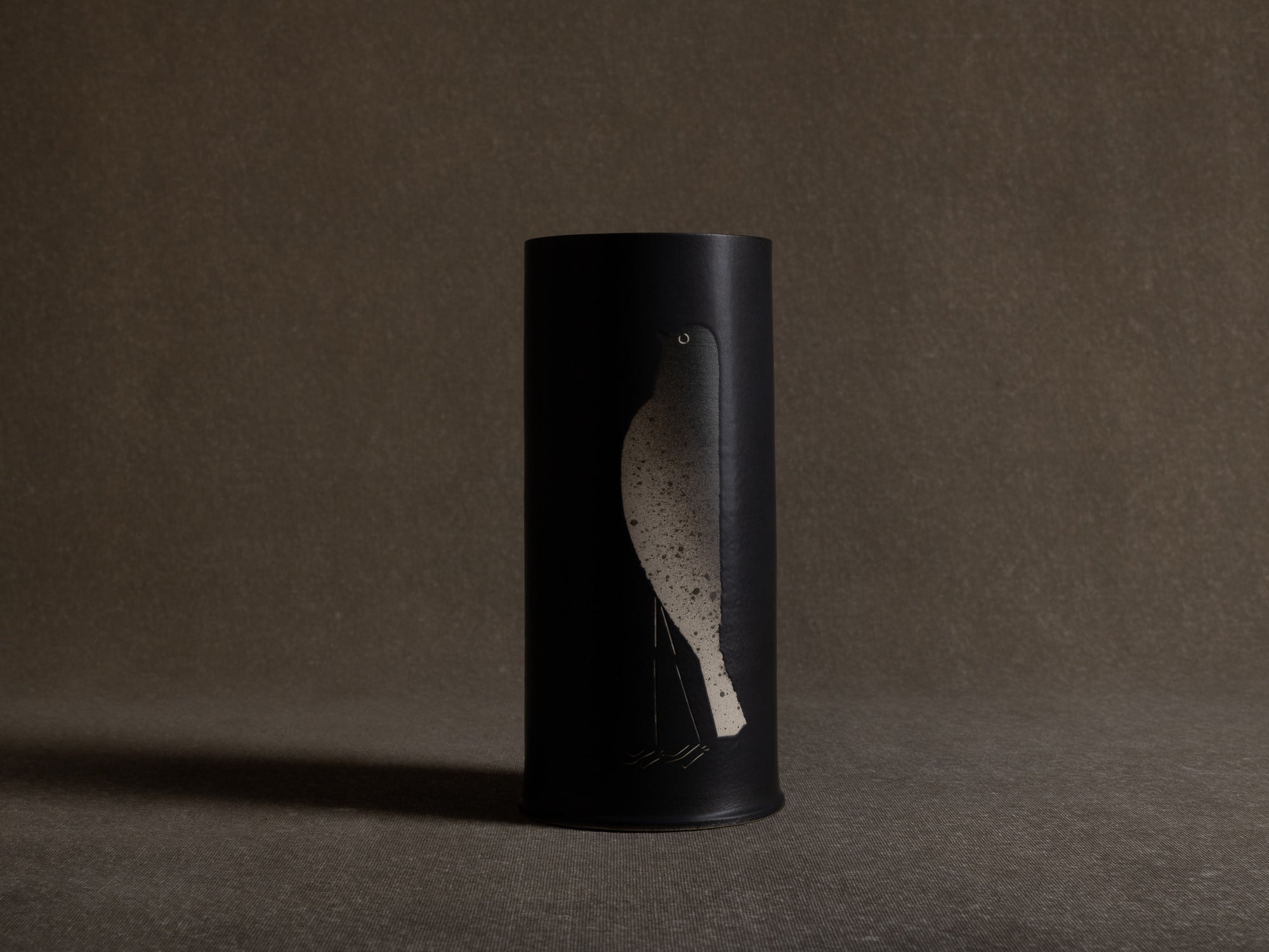 Vase en grès à décor d'oiseau, Japon (vers 1990-2000)..Stoneware vase with bird pattern, Japan (circa 1990-2000)