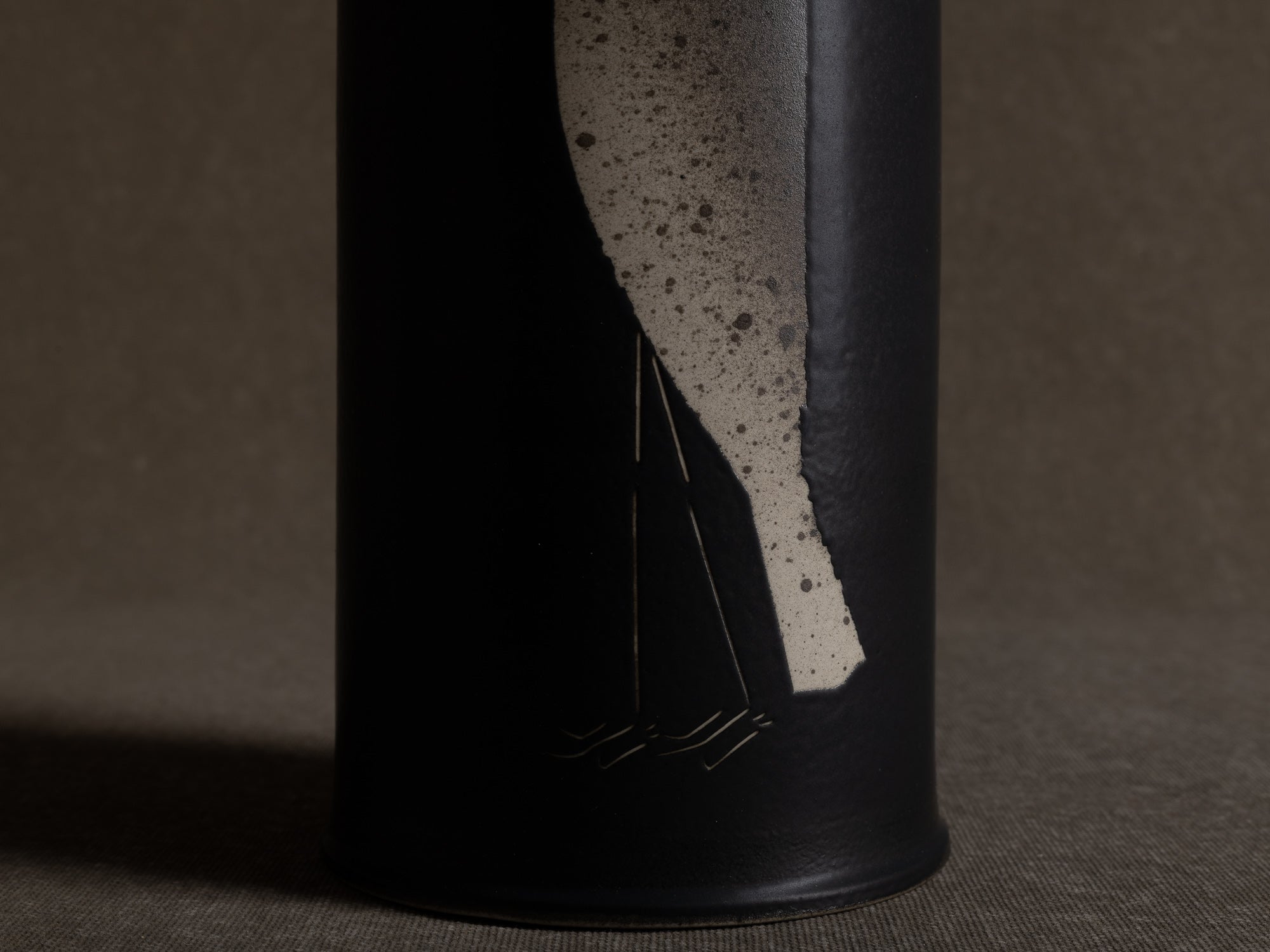 Vase en grès à décor d'oiseau, Japon (vers 1990-2000)..Stoneware vase with bird pattern, Japan (circa 1990-2000)