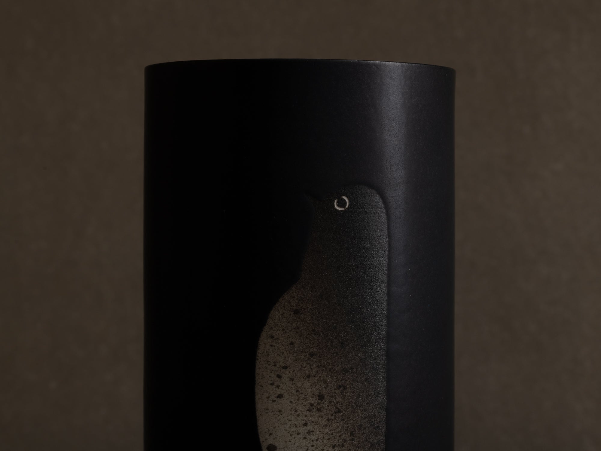 Vase en grès à décor d'oiseau, Japon (vers 1990-2000)..Stoneware vase with bird pattern, Japan (circa 1990-2000)