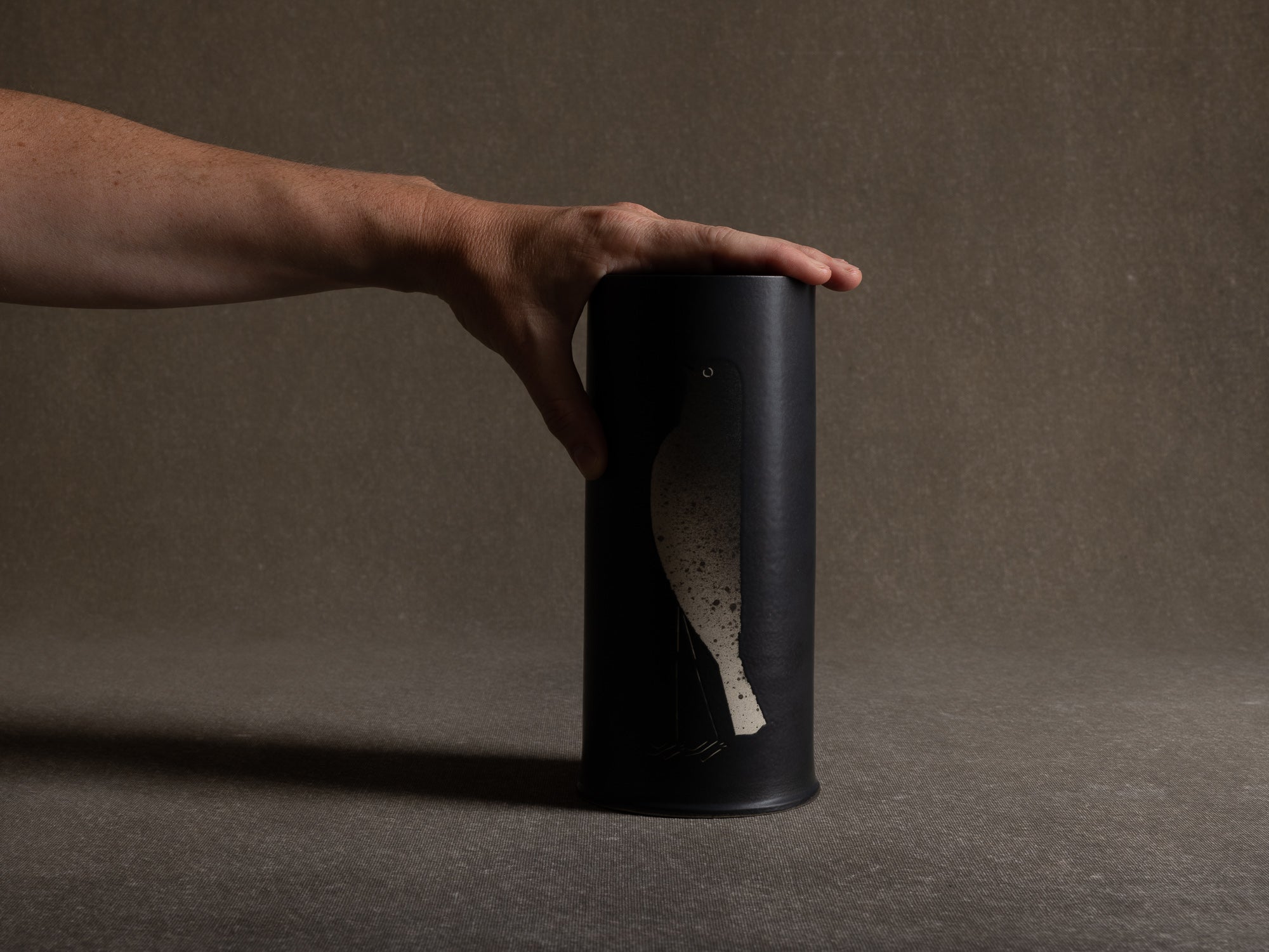 Vase en grès à décor d'oiseau, Japon (vers 1990-2000)..Stoneware vase with bird pattern, Japan (circa 1990-2000)