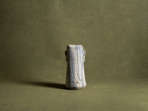 Vase hana‑ire à oreilles en grès de type shino, Japon (vers 1970)..Hanaire, stoneware shino ware flower vase, Japan (ca. 1970)