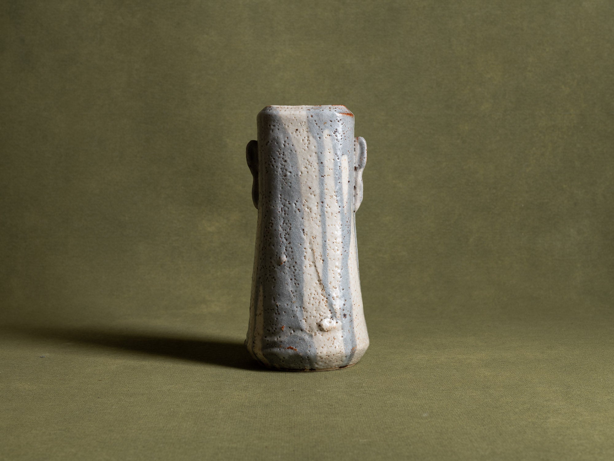 Vase hana‑ire à oreilles en grès de type shino, Japon (vers 1970)..Hanaire, stoneware shino ware flower vase, Japan (ca. 1970)