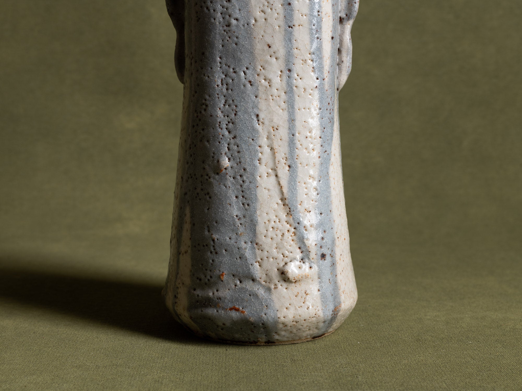 Vase hana‑ire à oreilles en grès de type shino, Japon (vers 1970)..Hanaire, stoneware shino ware flower vase, Japan (ca. 1970)