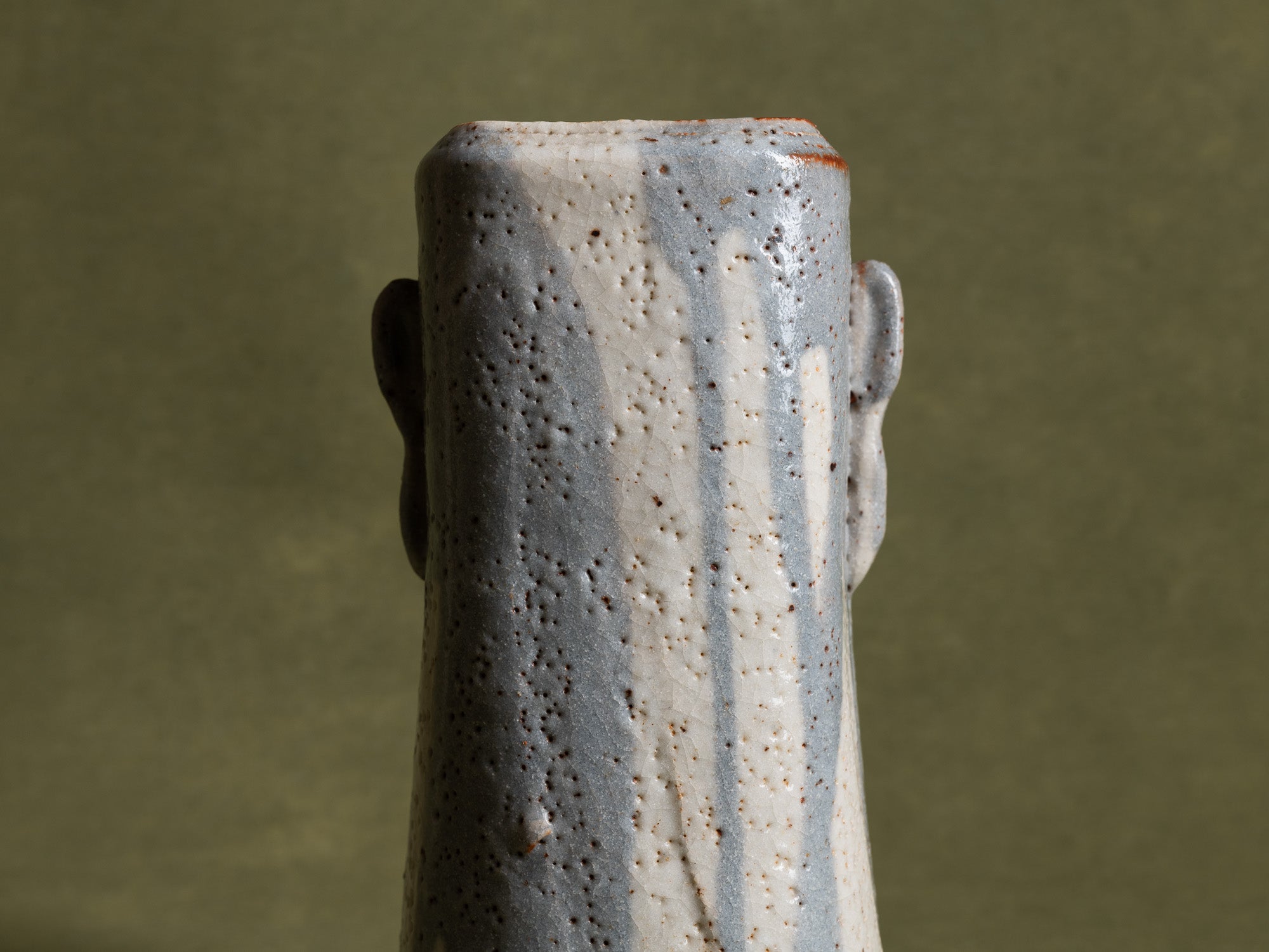 Vase hana‑ire à oreilles en grès de type shino, Japon (vers 1970)..Hanaire, stoneware shino ware flower vase, Japan (ca. 1970)