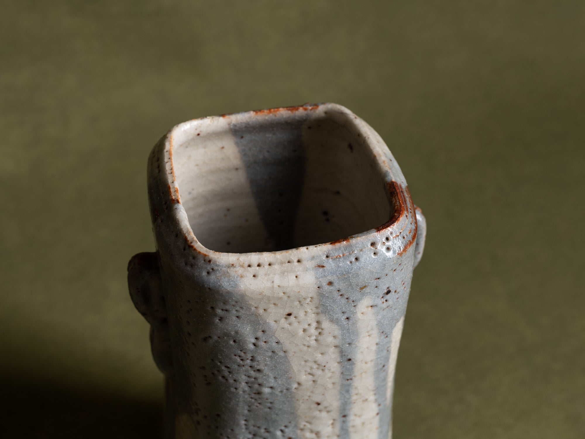 Vase hana‑ire à oreilles en grès de type shino, Japon (vers 1970)..Hanaire, stoneware shino ware flower vase, Japan (ca. 1970)